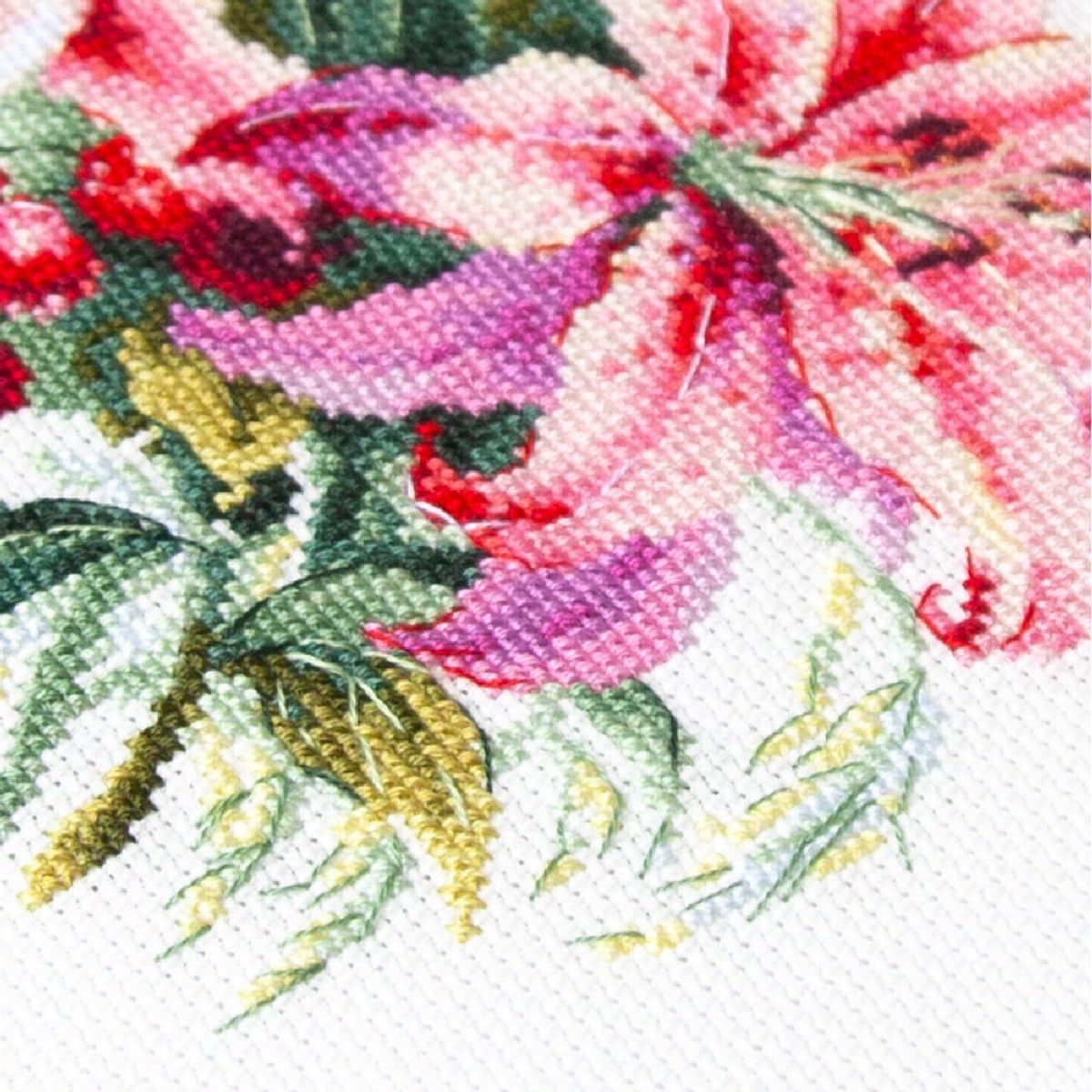 Magic Needle 18x18cm Pink Lilies Counted Cross Stitch Kit