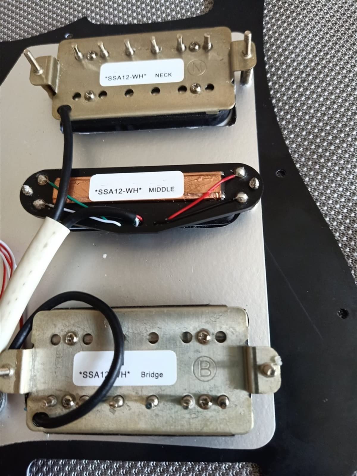 PickGuard Pickups White. Hsh. Alnico 5 Humbucker Pickups Guitar Okabling Wiązki Pucharowe Doniczki NS Gitara załadowany Humbucker