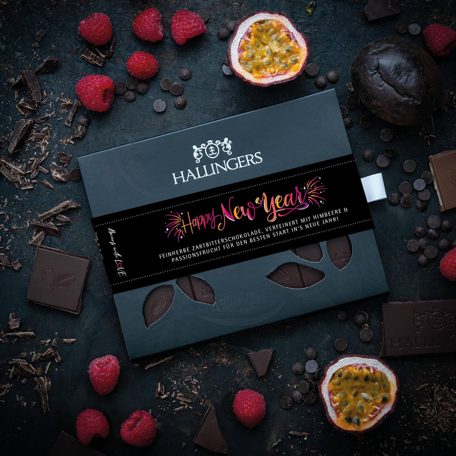 Hallingers Genuss Manufaktur Vegane Schokolade Weihnachts-Geschenk - Tafel handgeschöpfter Edelkakao ohne Alkohol edler Karton 10x "Happy New Year ..." Himbeer-Maracuja, Weihnachten für Frauen Männer