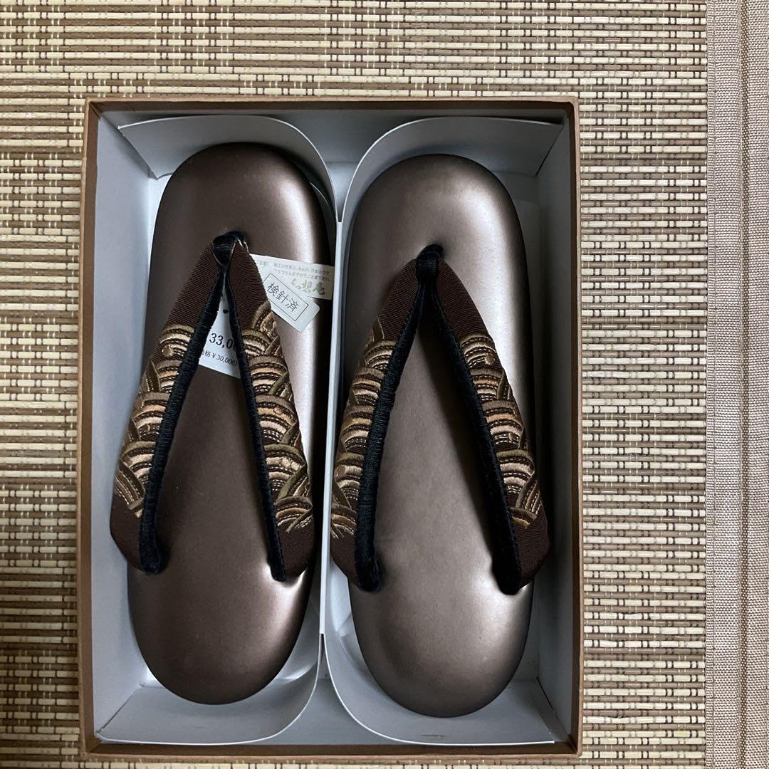 Amazon.co.jp: 草履 和想庵 青海波 刺繍 鼻緒 日本製 : ファッション 