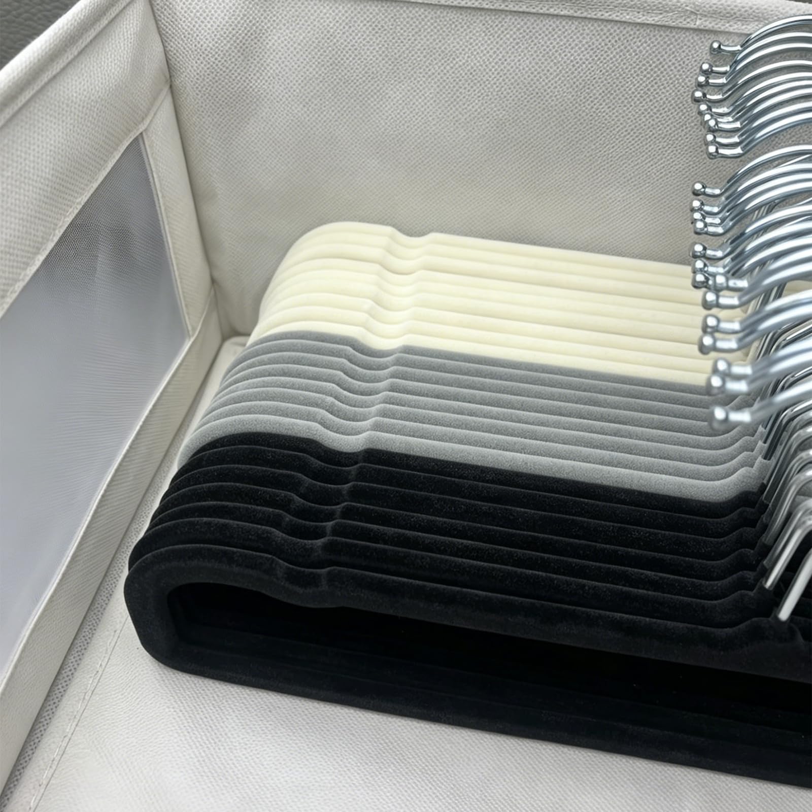 Grucce antiscivolo per pantaloni, confezione da 20 grucce in velluto per armadio, sottili e salvaspazio, resistenti, resistenti, con gancio girevole a 360 gradi, per reggiseni, pantaloncini (nero)