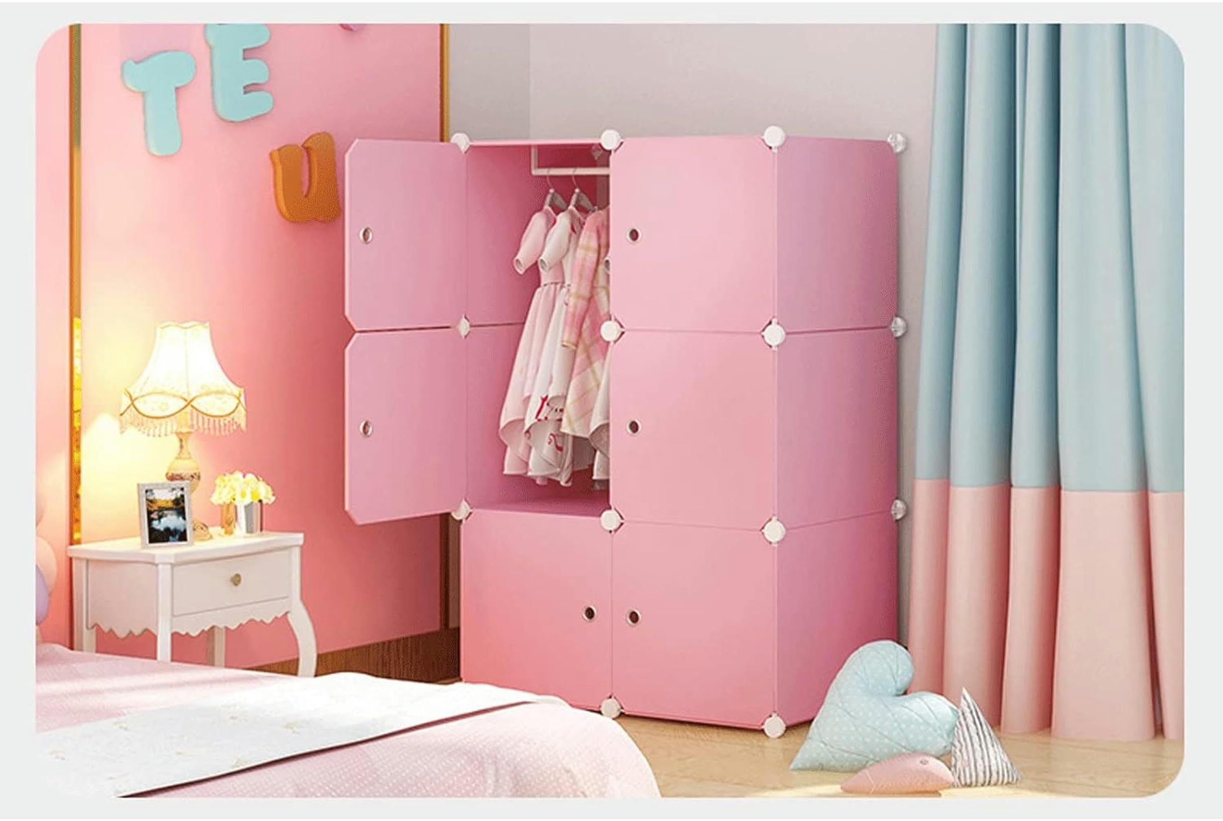 Dormitorio ordenado gracias al armario de almacenamiento modular rosa