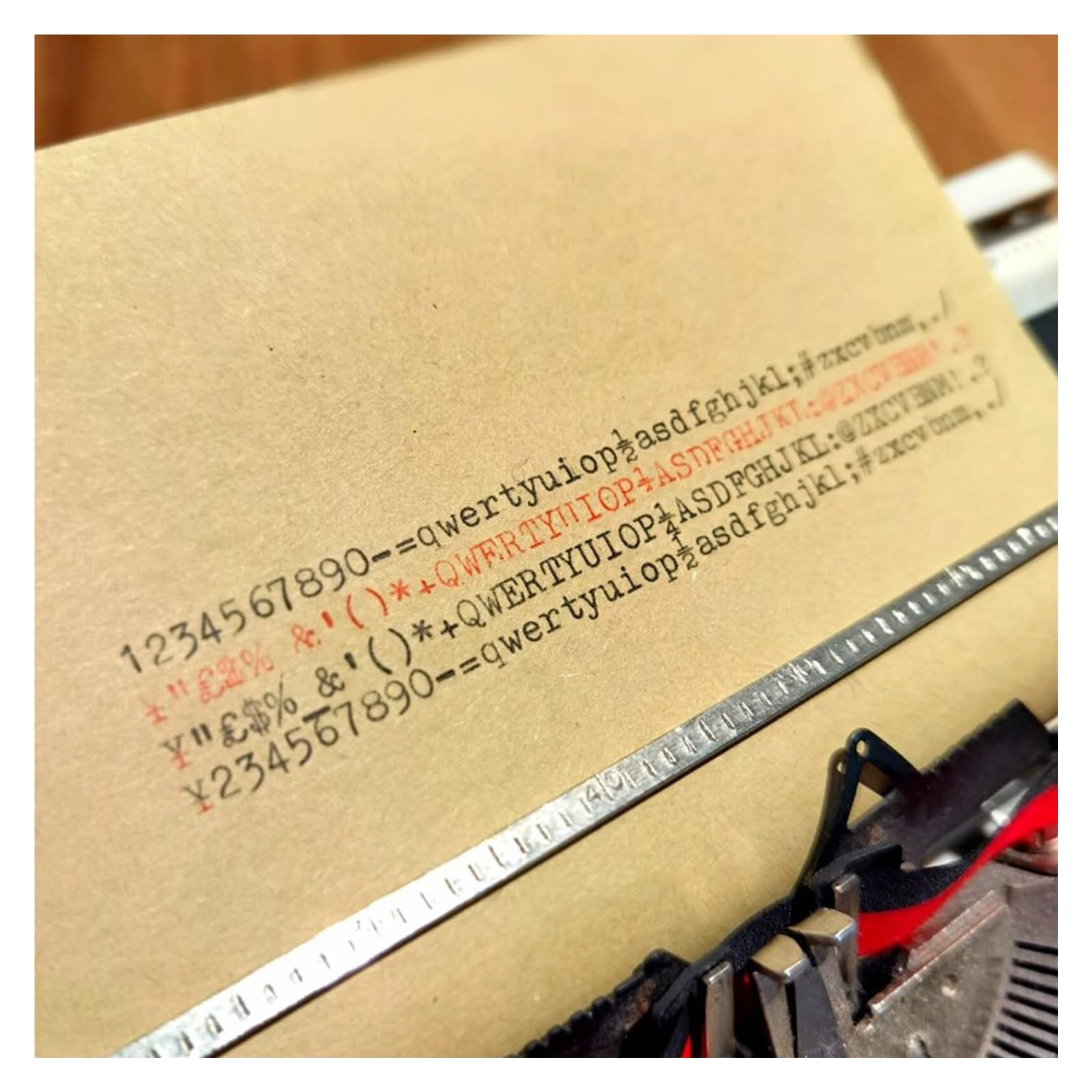 Mechanische englische Schreibmaschine, altmodische traditionelle tragbare manuelle Schreibmaschine, klassische Nostalgie, tragbare Retro-Schreibmaschine