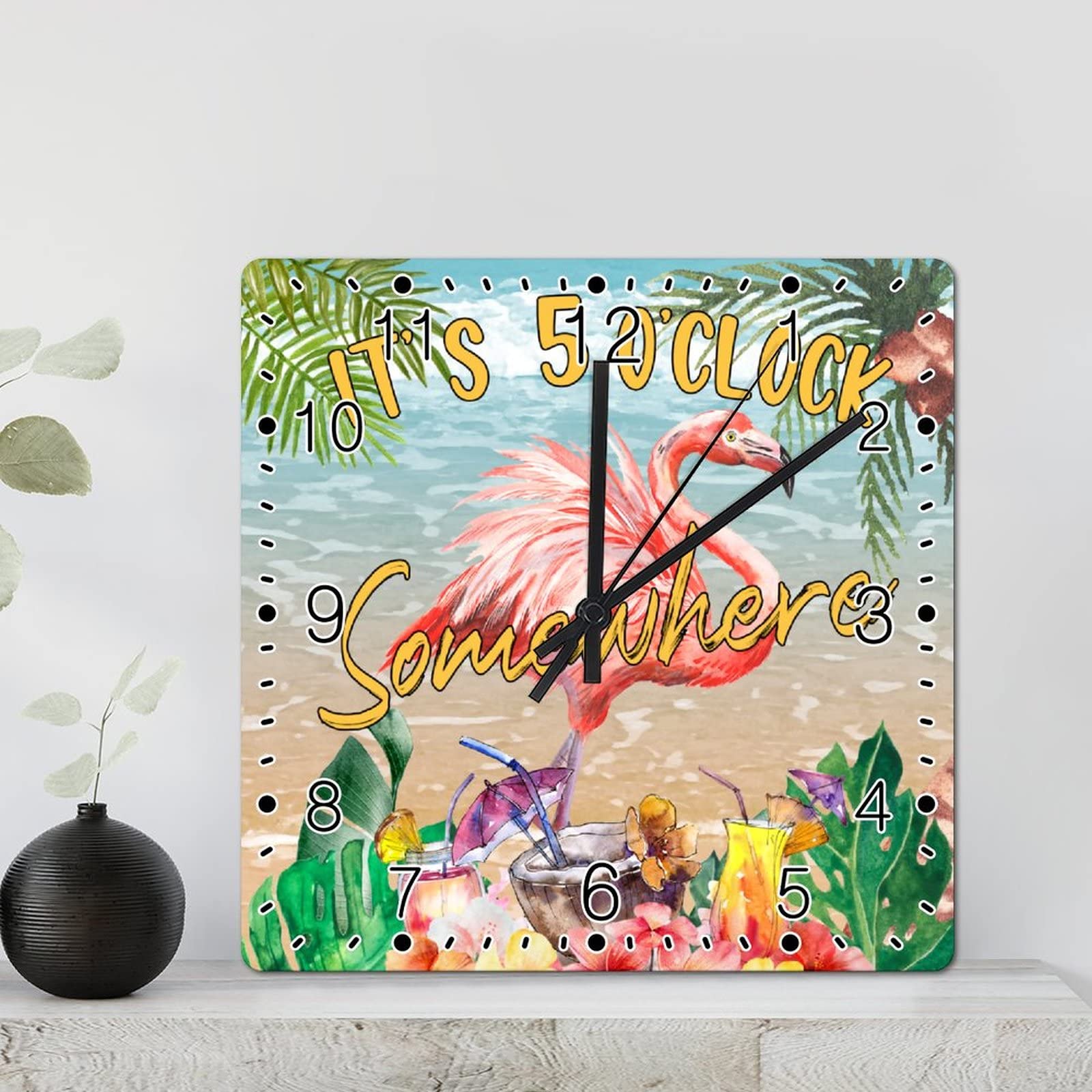 Horloge murale carrée pour rompre la monotonie d'un salon avec le bois