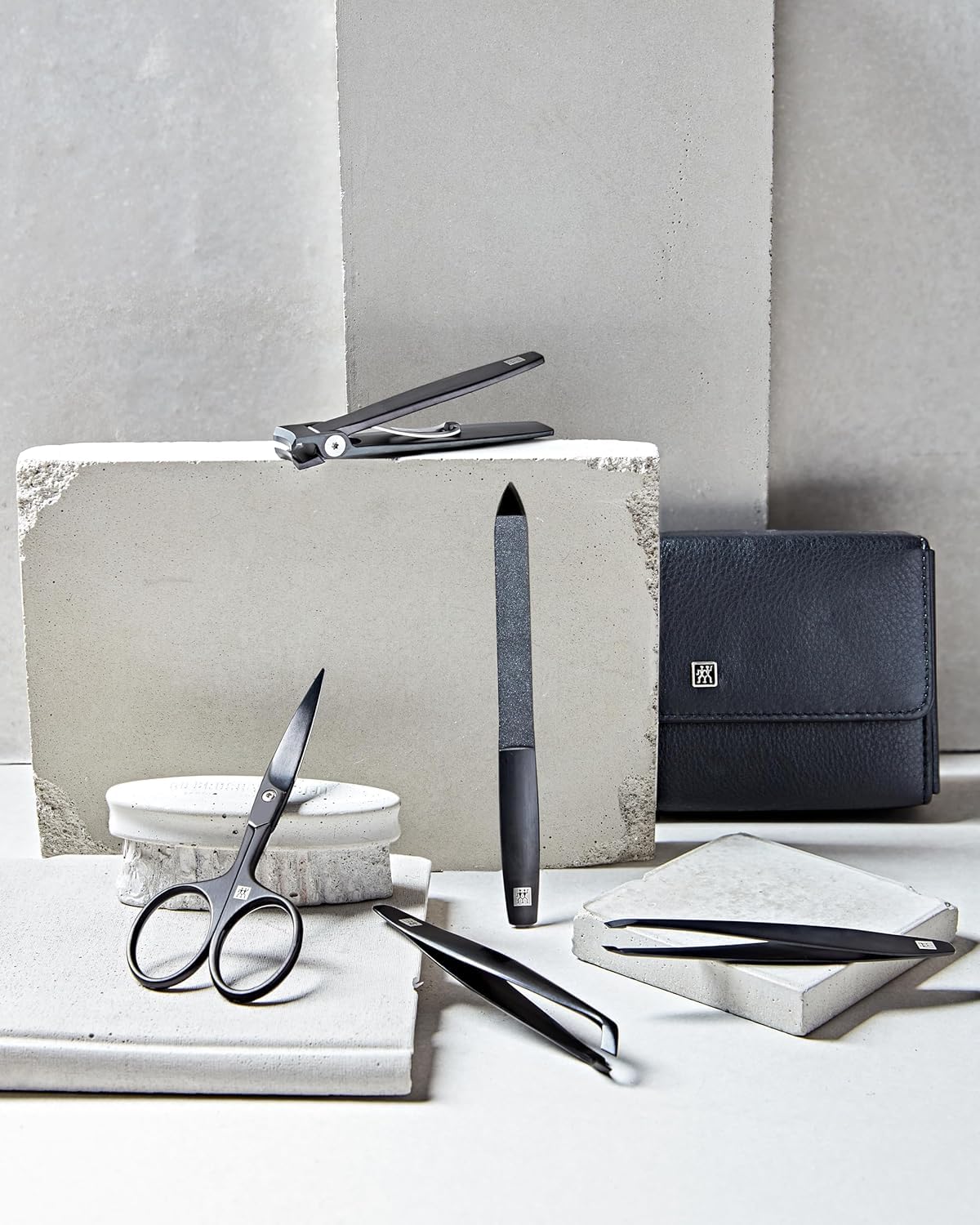 ZWILLING Manucure kit (5 pièces, set de voyage pour les poils du visage et de la barbe, avec coupe-ongles et ciseaux à barbe), Premium, Black Edition | Étui noir en cuir de vache avec coupe-ongles revêtu PVD, coupe-cuticules, lime saphir et pince biseauté