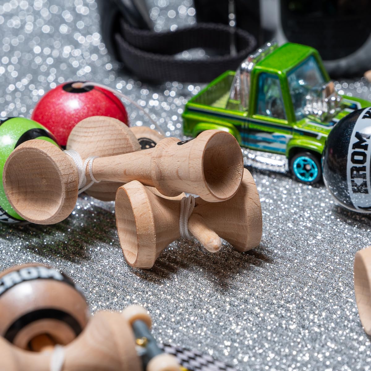 KROM Kendama Micro Natural – Mini Kendama de Madera de Haya – Totalmente jugable – Tamaño de Bolsillo – para Principiantes y Profesionales