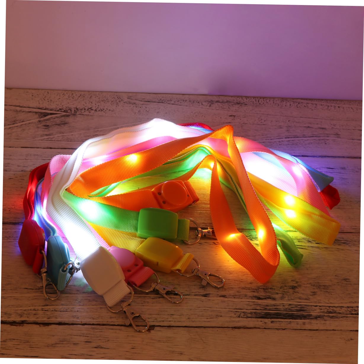 HOMSFOU LED Leuchtband Schlüsselanhänger für Weihnachtsfeiern aus Nylon 7 Stück in Verschiedenen Farben mit Kartenhalter und Schlüsselband Zufällige Farbe für Schüler und Büroangestellte