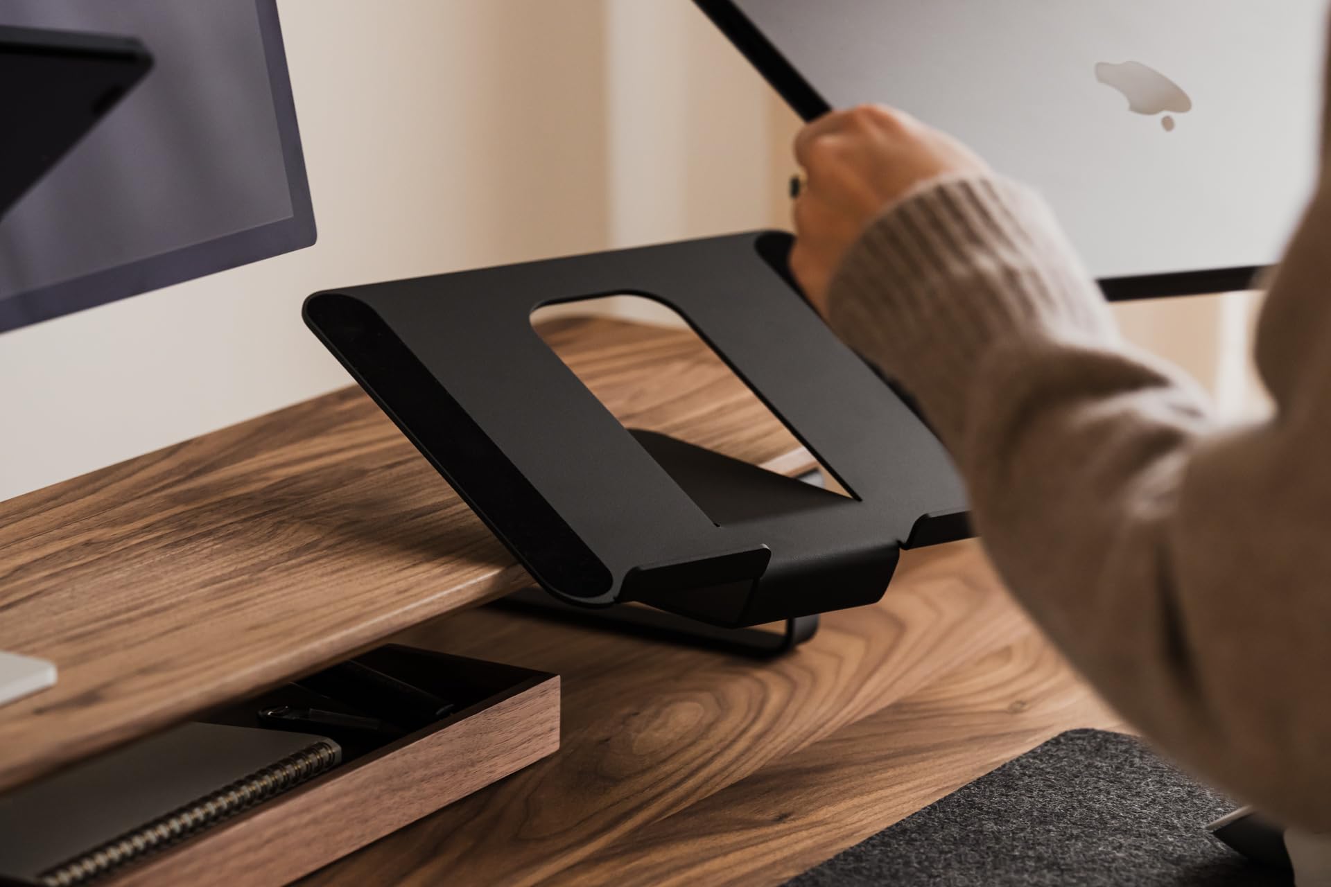 Oakywood - Supporto per Laptop per Scaffale da Scrivania - Dimensioni Grande (15-16") - Altezza Ergonomica - Design Salvaspazio - Rotazione Regolabile - Nero