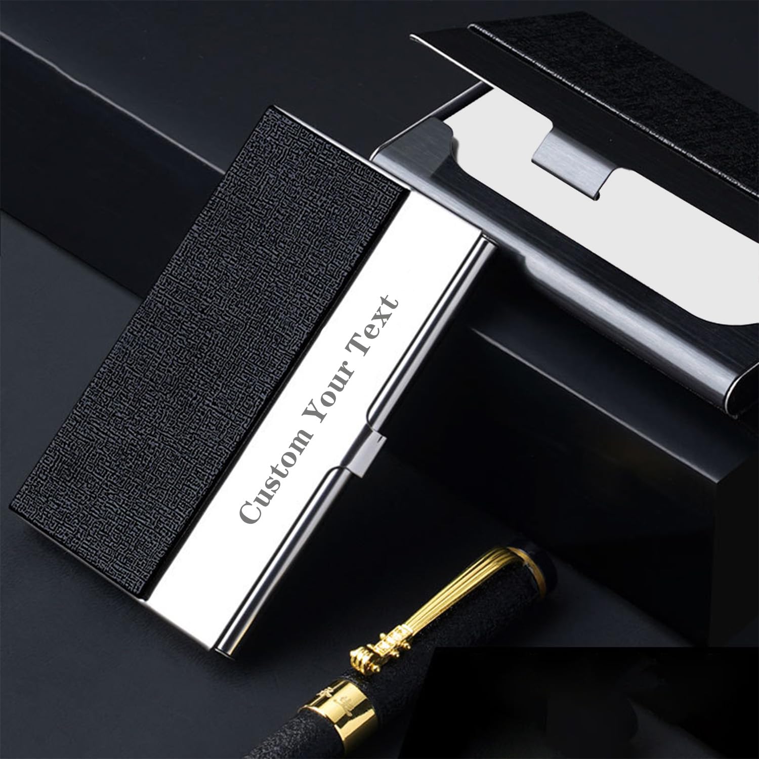 Visitenkartenetui Personalisiertes, 95*61*13mm Personalisierter Leder Visitenkartenhalter mit Anpassbarem Namen, Ausweisetui aus Edelstahl, Etui mit Individueller Textunterschrift (Litschi Schwarz)