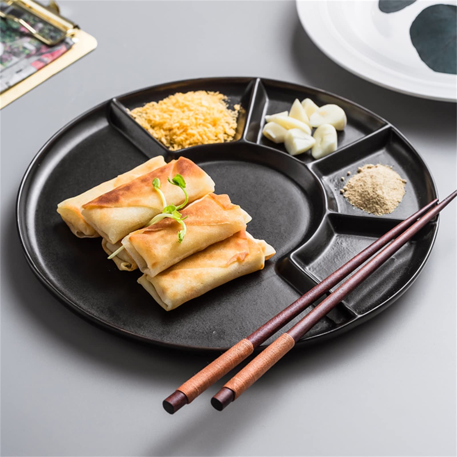 Talerz do serwowania przekąsek, okrągły ceramiczny talerz do pierogów z 4 przegródkami na sos Talerz do serwowania z uchwytem na sos Talerz na frytki do domowej restauracji (Color : Matte black)