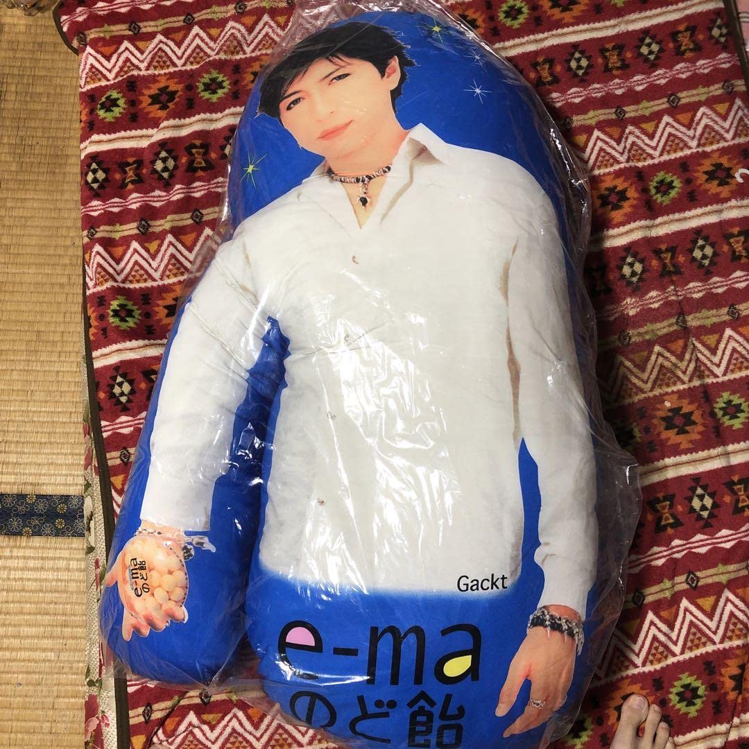 Amazon.co.jp: Gackt ガクト 抱き枕 腕まくら 可能！ : おもちゃ