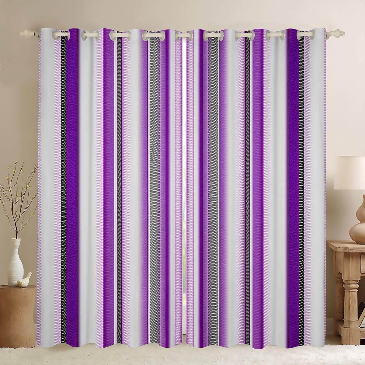 Rideaux à rayures violettes blanches et grises de chambre à coucher