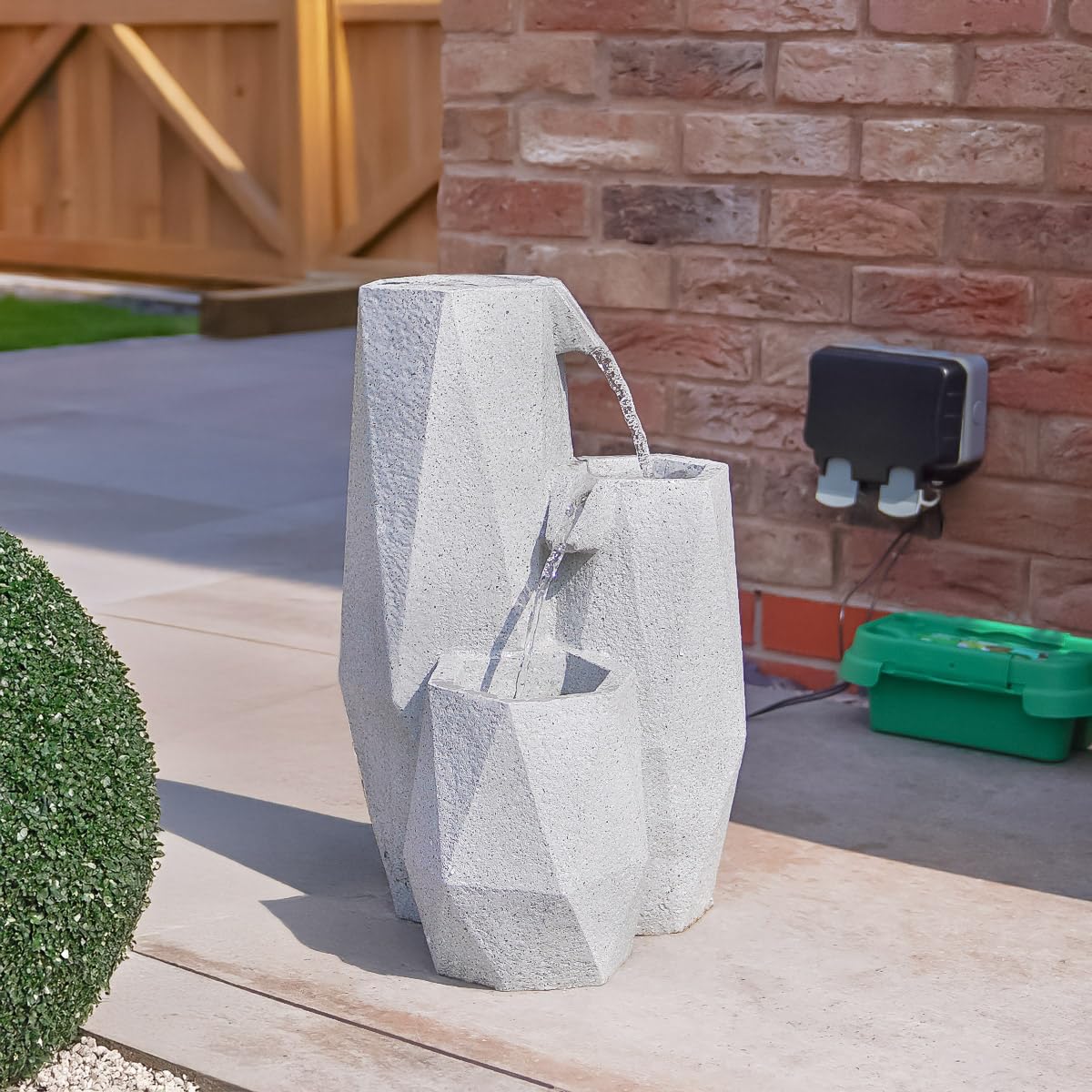 Festive Lights - Fontana bianca da giardino Serenity a cascata con illuminazione a LED ad energia solare, effetto pietra, per esterni, in poliresina, funzione timer, design contemporaneo, IP44, cavo