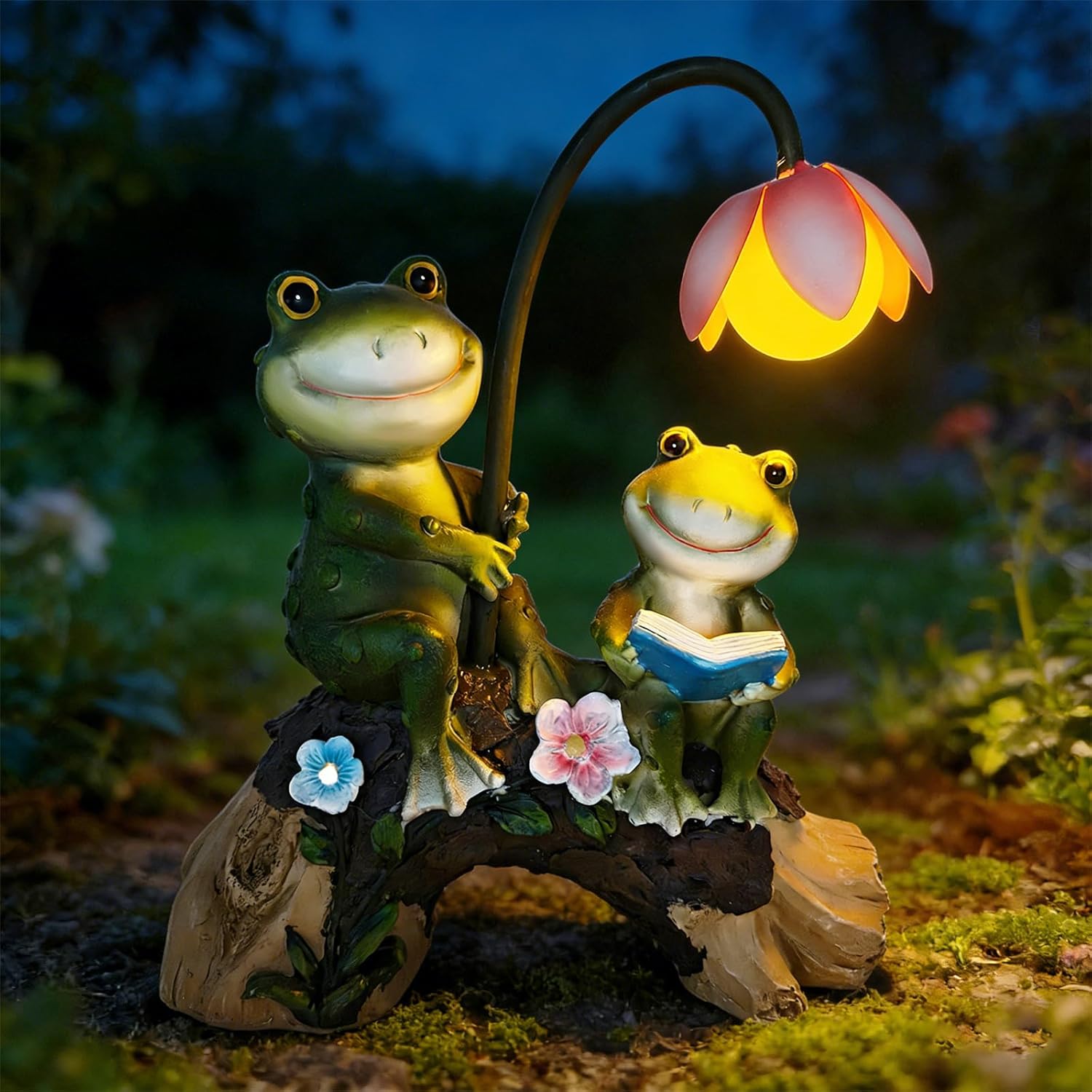 Solar Powered Frog Garden Statue with Flower Lamp, Resin Frog Figurine Set with Reading Frog, Outdoor Decor for Patio, Lawn, Yard, Unique Gift for Frog and Garden Enthusiasts(Green)