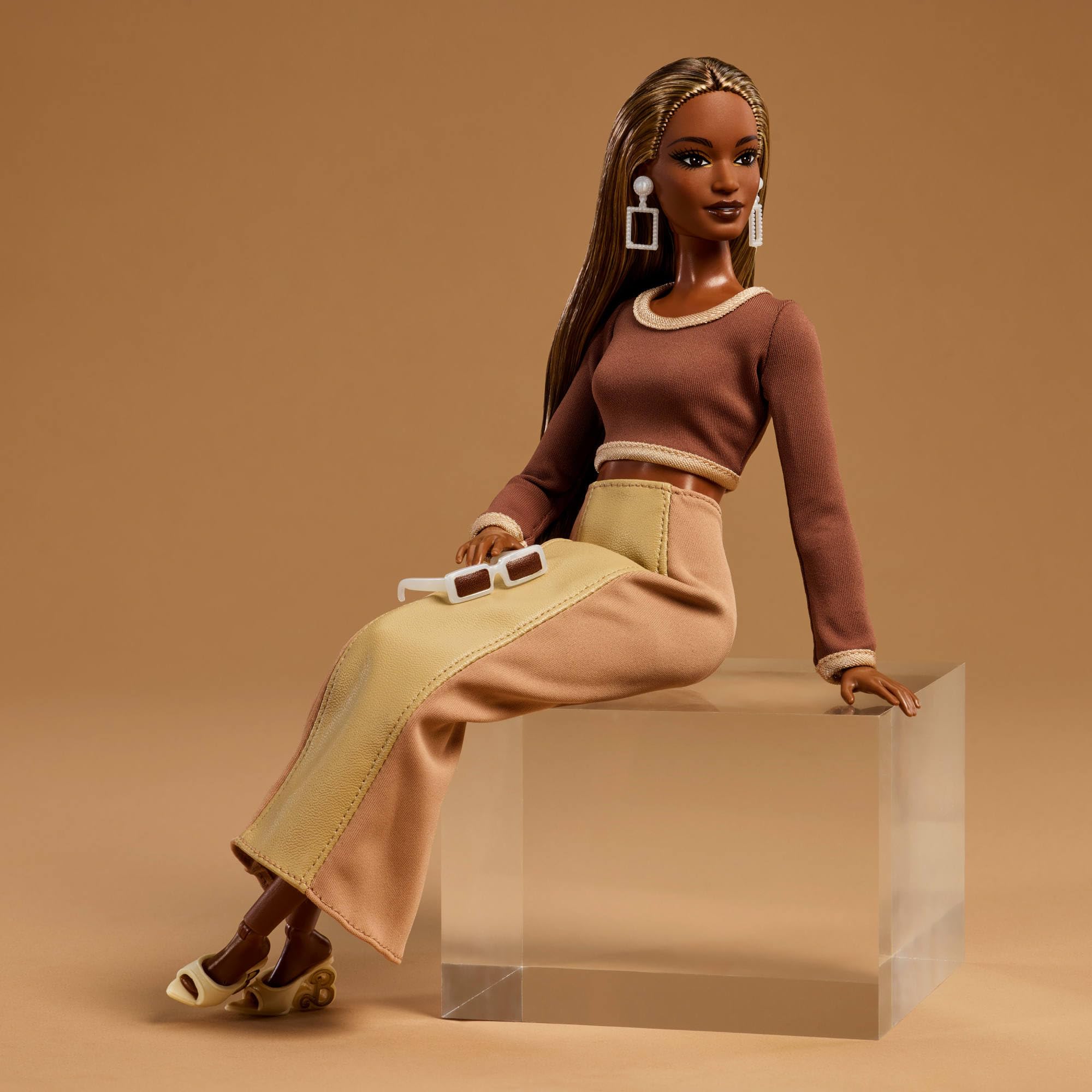 Barbie Basics You Create Neutral Kit 002 mit individuell gestaltbarer Modepuppe und Mode in universeller Passform, beweglichem Körper und austauschbarem Kopf, JJX36