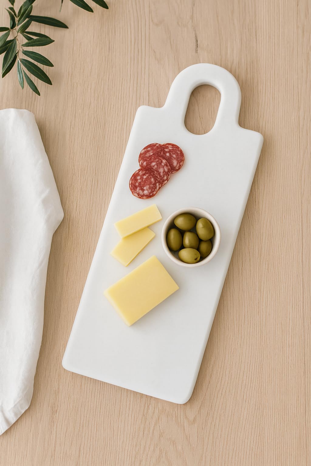 Schneidebrett aus weißem Marmor 35,5x14 cm mit Griff – Langes handgefertigtes Made in Italy Brett für Käse, Wurst & Sushi | Elegante Servierplatte aus Naturstein Design – Kalu Creations