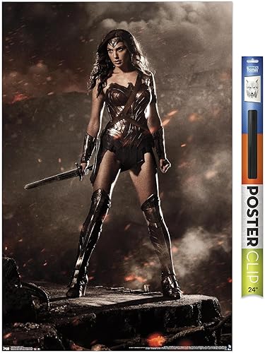 Trends International DC Comics Movie-Batman v Superman-Wonder Woman Wall, 22.375 x 34 pulgadas, paquete de póster y clip premium Paquete de póster y