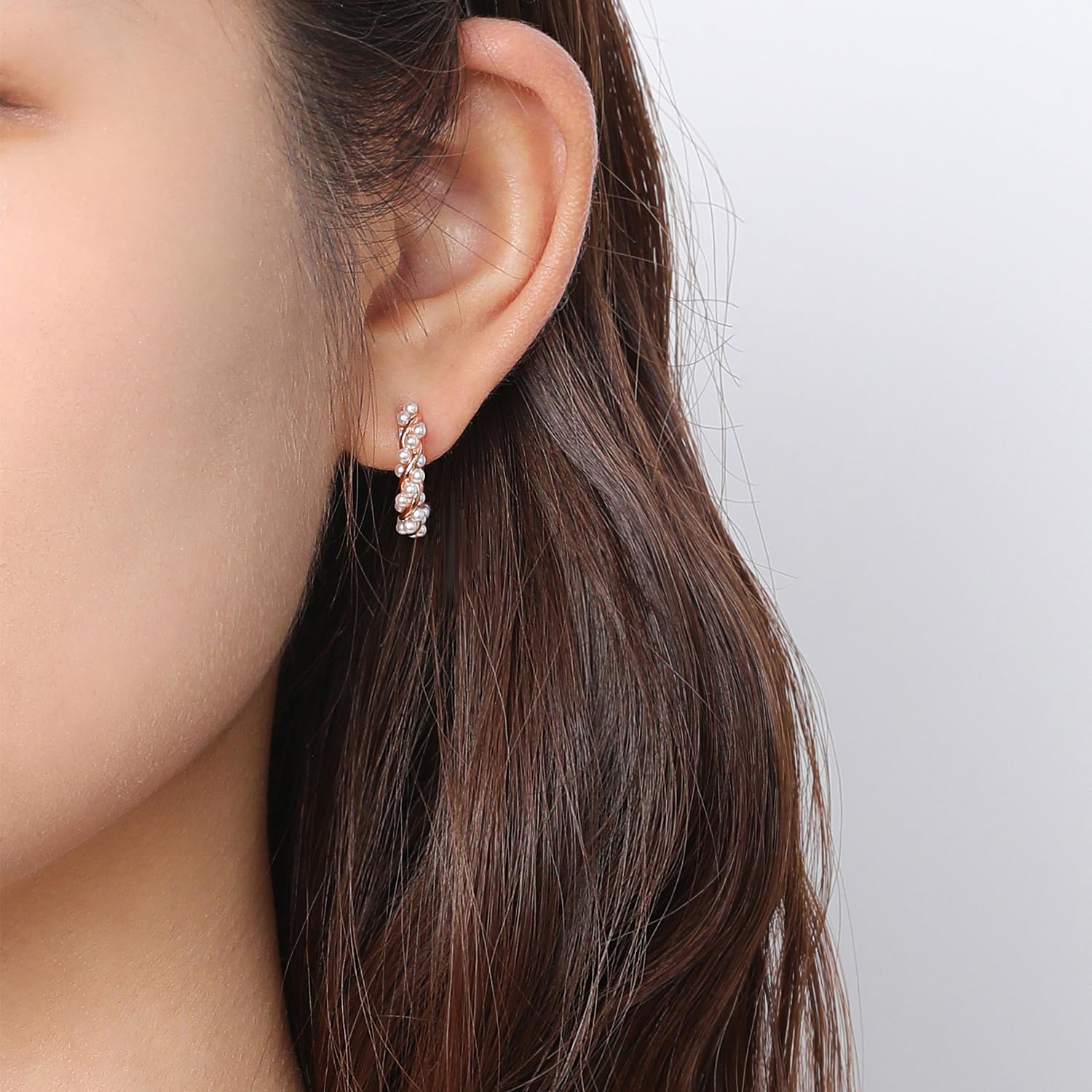 Pendientes de perlas Meissa para mujeres, pendientes tipo huggie chapados en oro, aros gruesos ligeros para chicas, pendientes de perlas para bodas en plata de ley, Oro