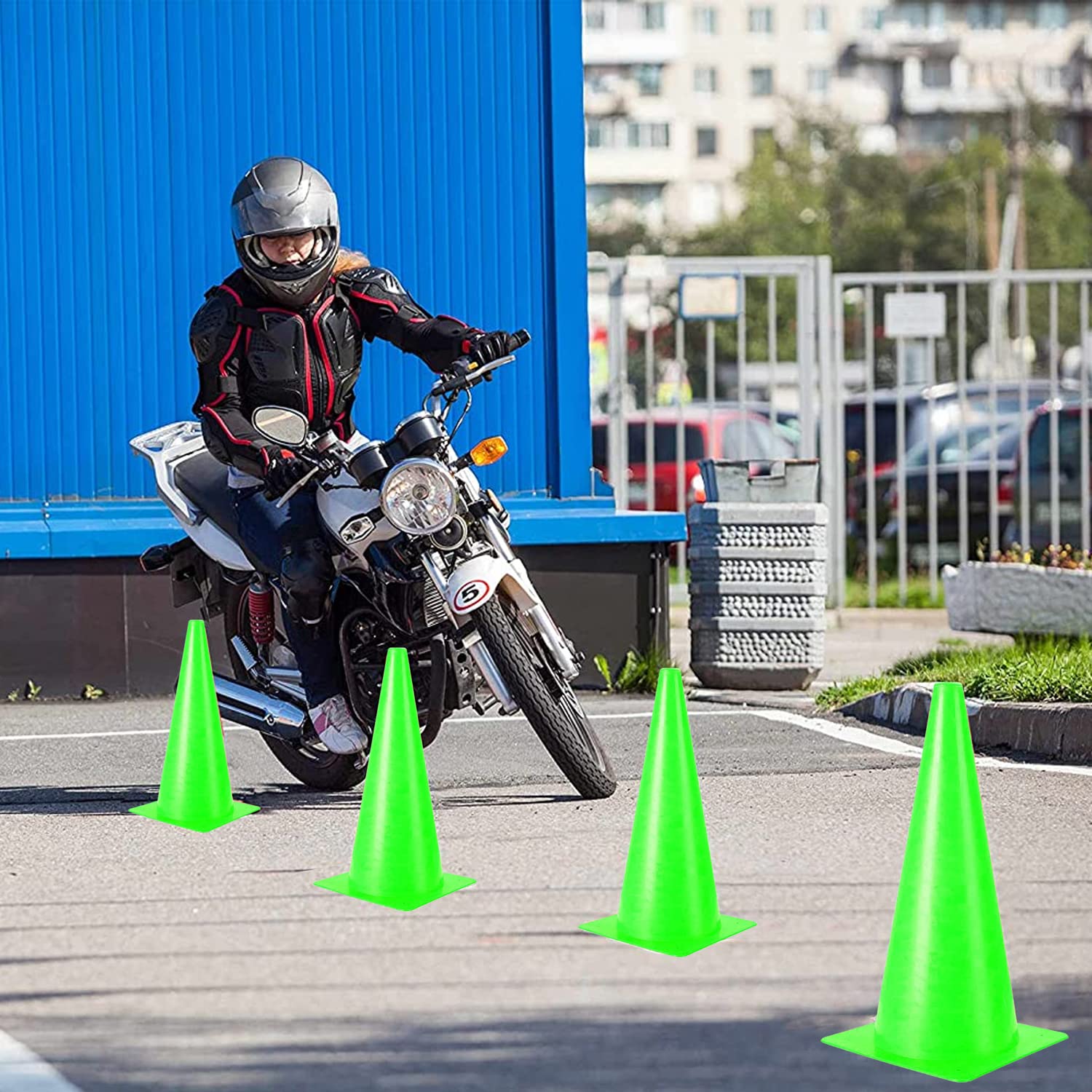 Lot de 7 cônes de sécurité routière orange de 38,1 cm - Cônes d'entraînement en plastique pour activités intérieures et extérieures et événements festifs