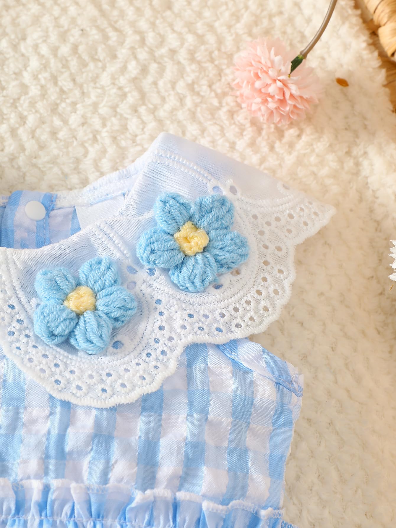 Vestido de cuadros azul para bebé niña con cuello de encaje con ojales y flores de ganchillo 3D, volantes escalonados, trajes de verano para recién nacidos — view 4