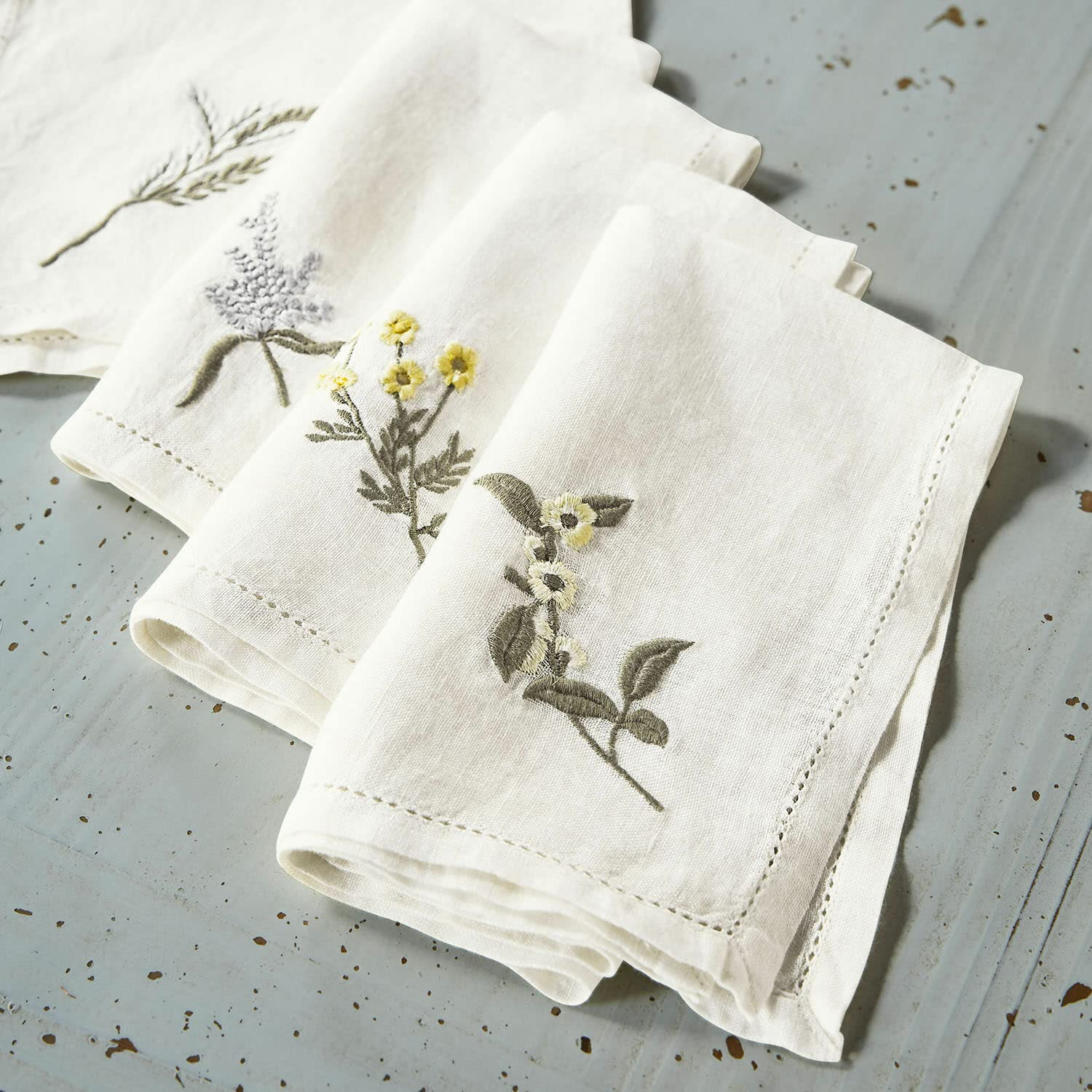 LOBERON Serviette 4er Set Lentilly, weiß/bunt | handbestickt mit Blumen- und Pflanzenmotiven, reizende Lochstickerei am Saum, Tischwäsche, Ostern, Ostertextilien, Leinen