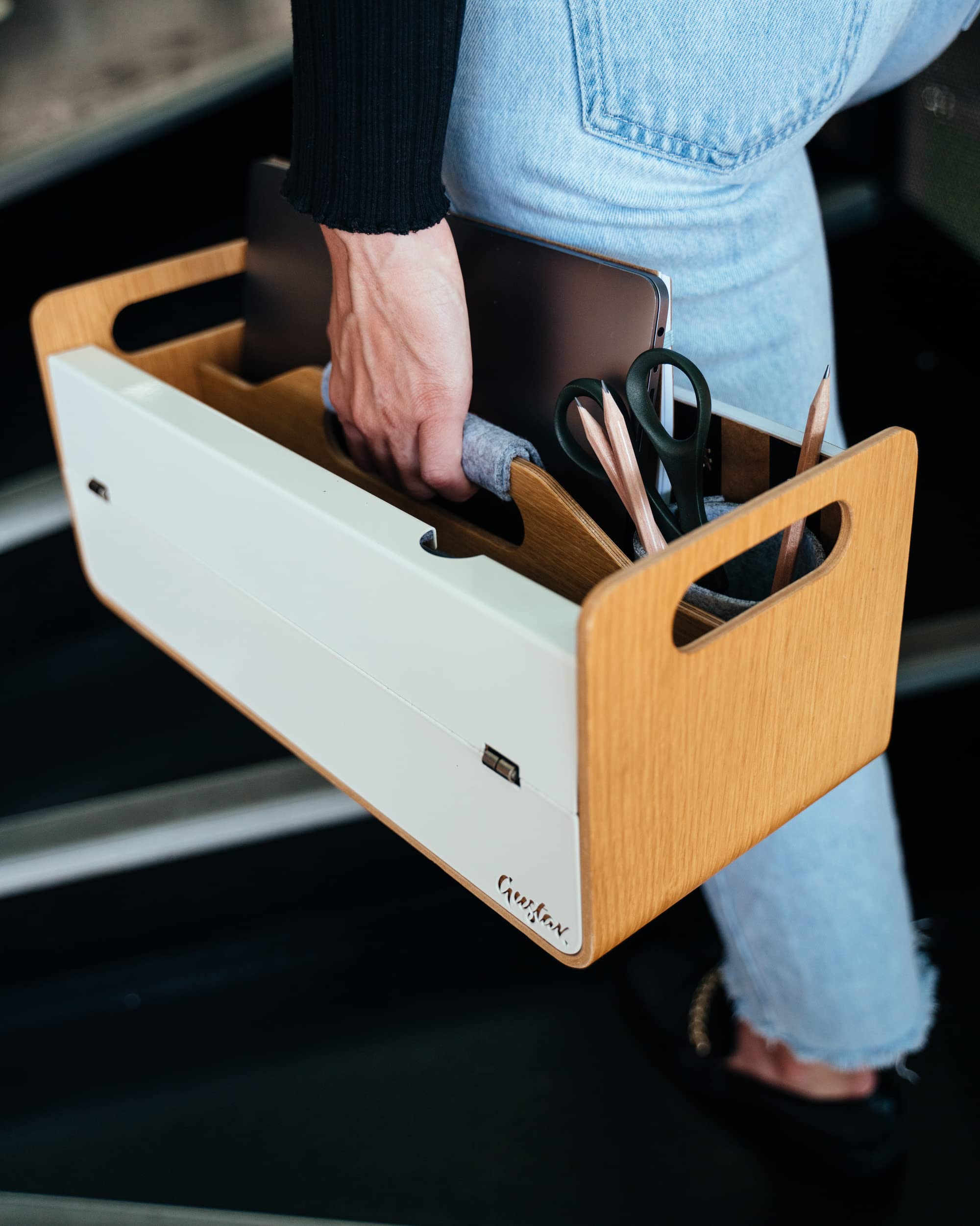 Gustav Original – Mobiler Laptopständer & Schreibtisch-Organizer aus Holz & Aluminium | Ergonomisch, tragbar, für Büro, Home-Office & Unternehmen (bis 15 Zoll)