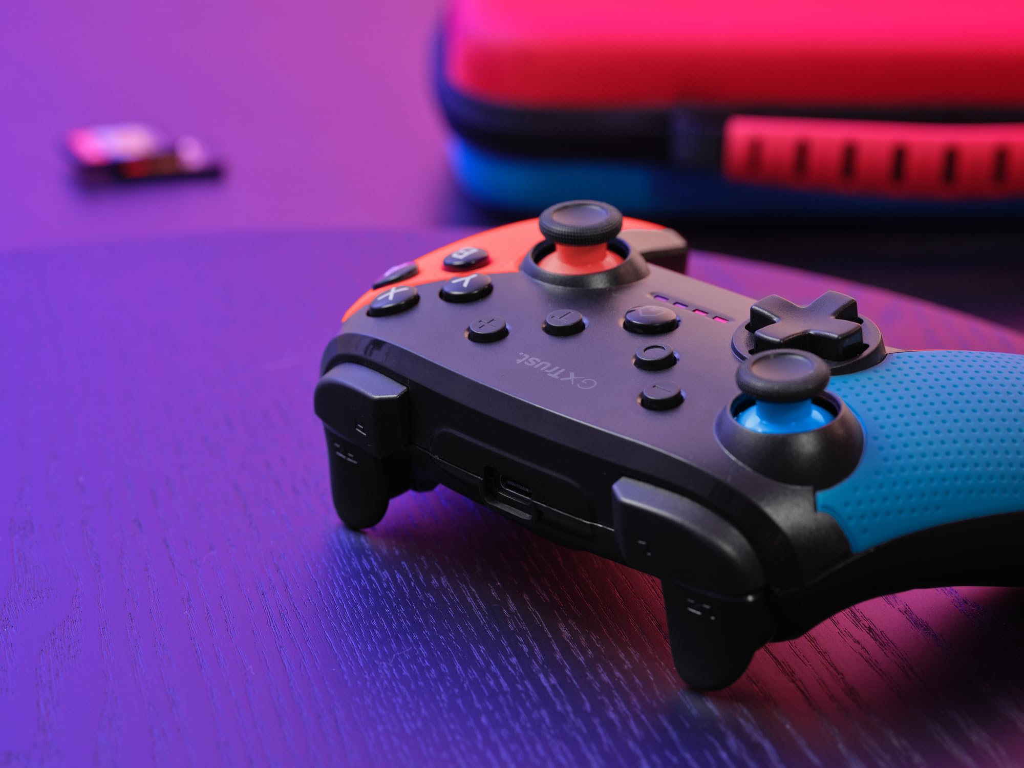 Trust Gaming GXT 1246B Muta Bluetooth Nintendo Switch Controller, Gaming Controller mit Play-and-Charge-Kabel, Dual-Shock-Vibration, 15h Spielzeit, Aufladbarer Akku, für Switch Lite, OLED, Blue Rot