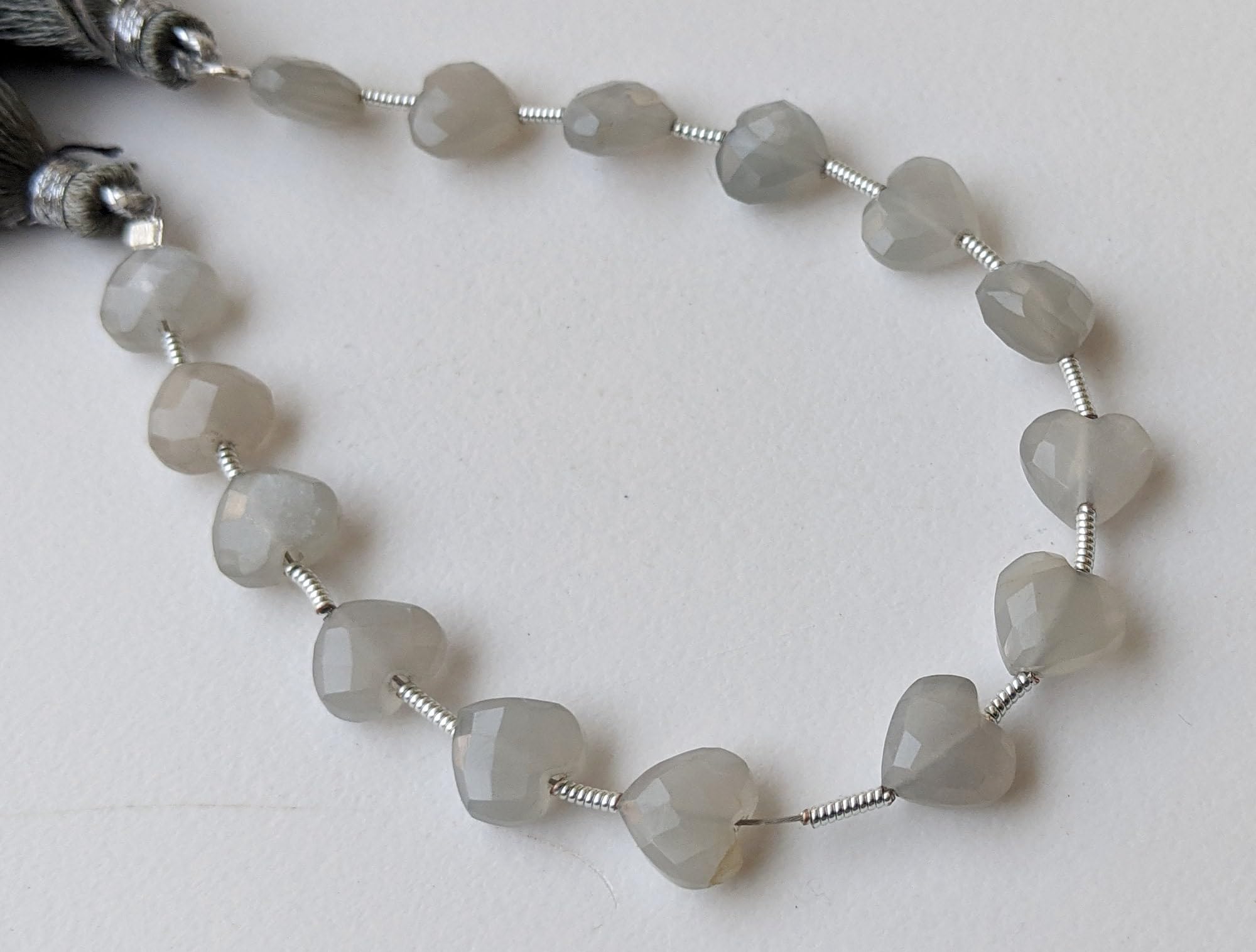Donna Perline a forma di cuore in pietra di luna grigia da 8 mm, 7 pollici, 15 pezzi Perline diritte a cuore sfaccettato in pietra di luna grigia, ADG399