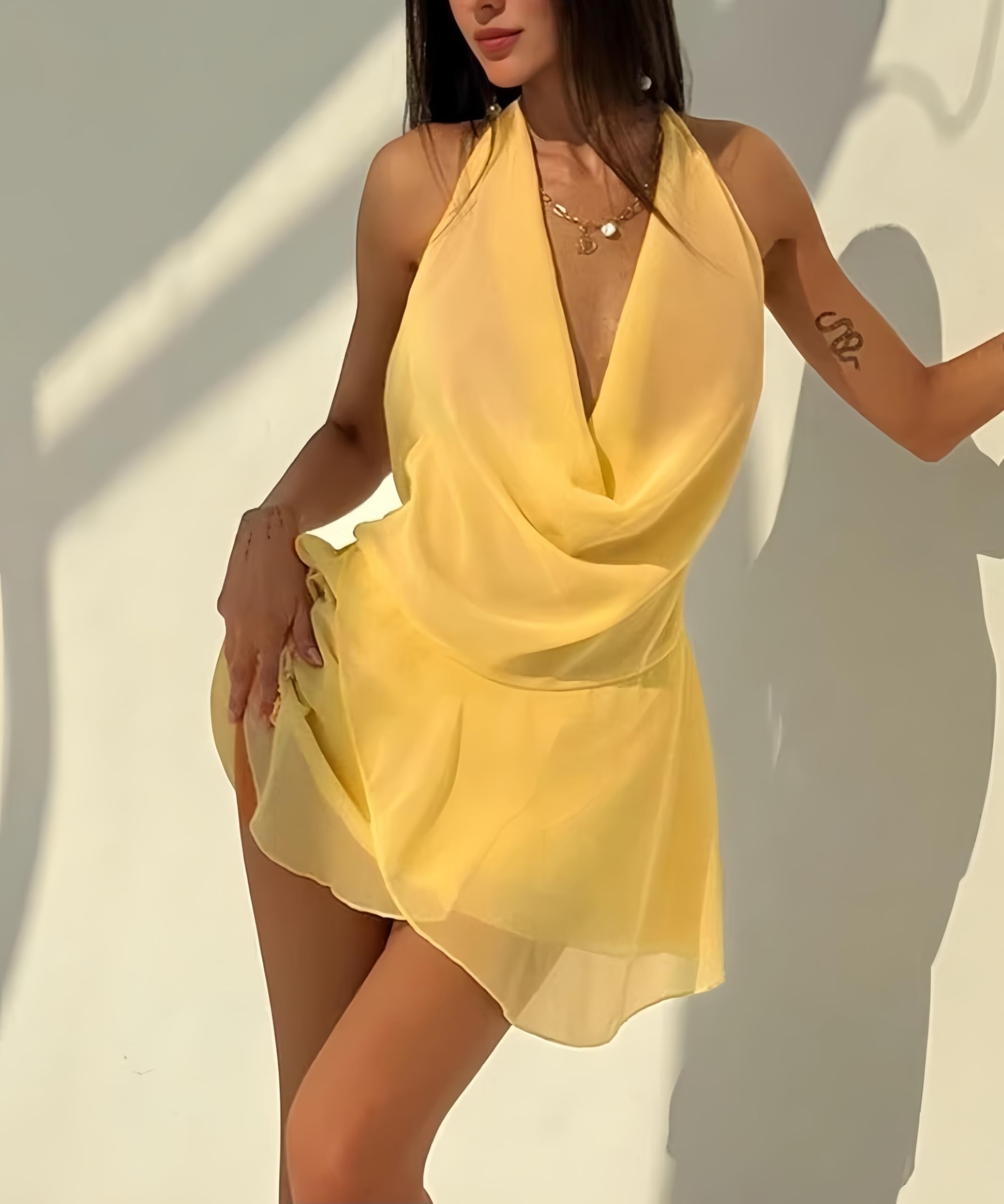 Mini abito da donna con scollo all'americana e schiena scoperta