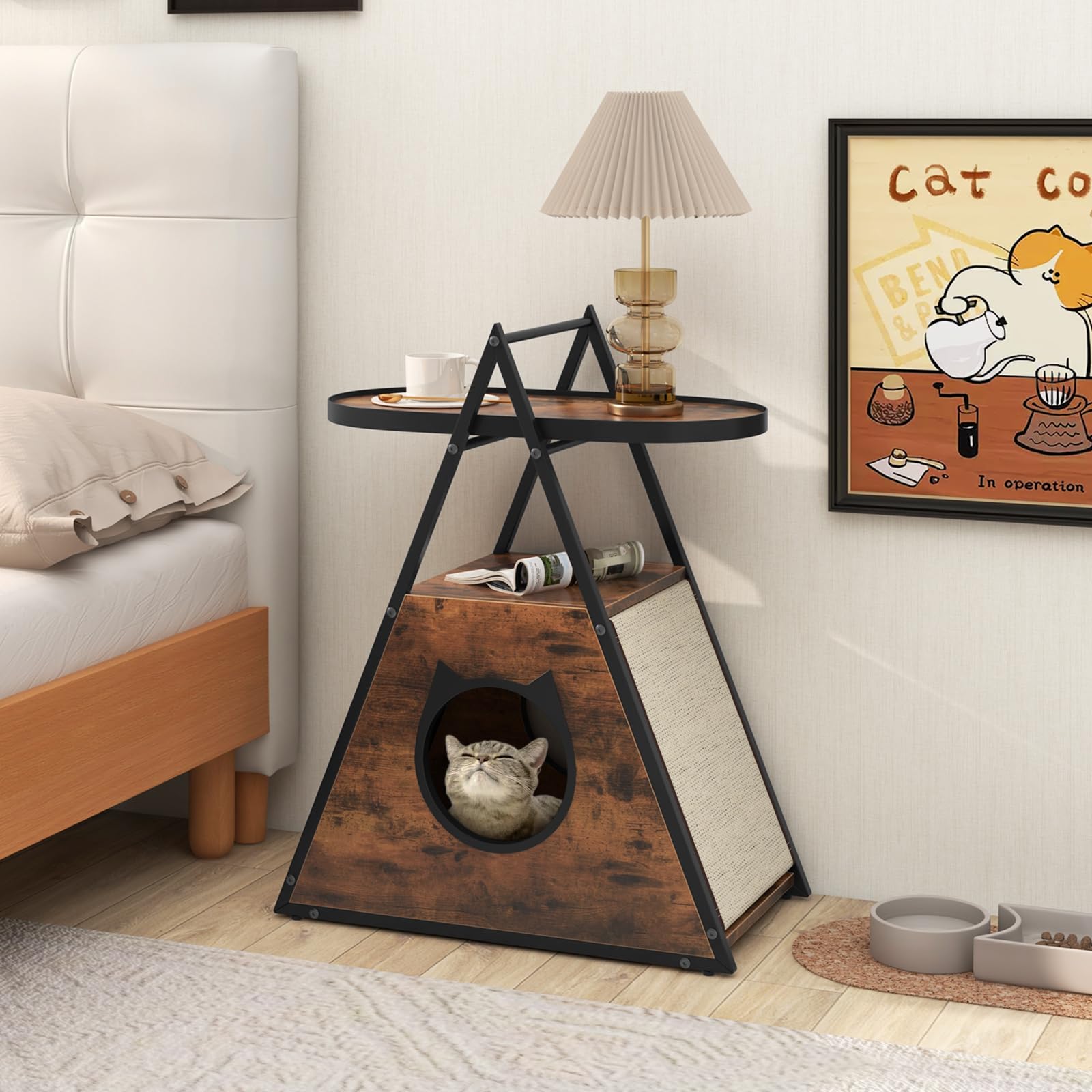 GYMAX Mesa Lateral para Gatos, Casa Oculta para Gatos 2 en 1 con Mesa de Noche, Cueva de Gato Triangular con Estante Abierto, Alfombrillas de Rascar de Sisal, Mueble para Gatos para Dormitorio y Salón