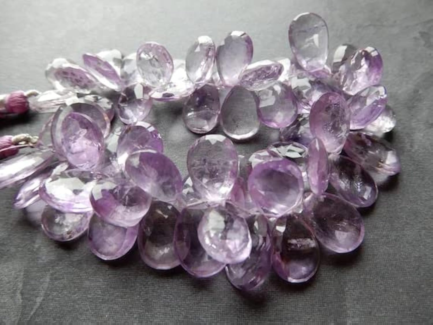 Améthyste rose facettée en forme de goutte pour la création de bijoux raffinés