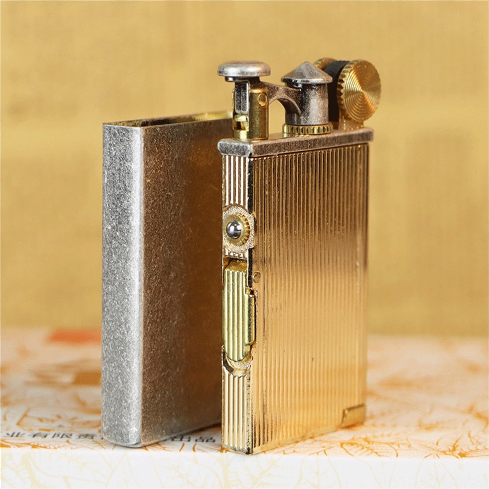 Accendino a Cherosene Vintage in Ottone Ultra Sottile, Accendino con Braccio di Sollevamento, accensione a Mola, Riutilizzabile, Adatto for Collezione/Regalo (Cherosene Non Incluso)(Silver)