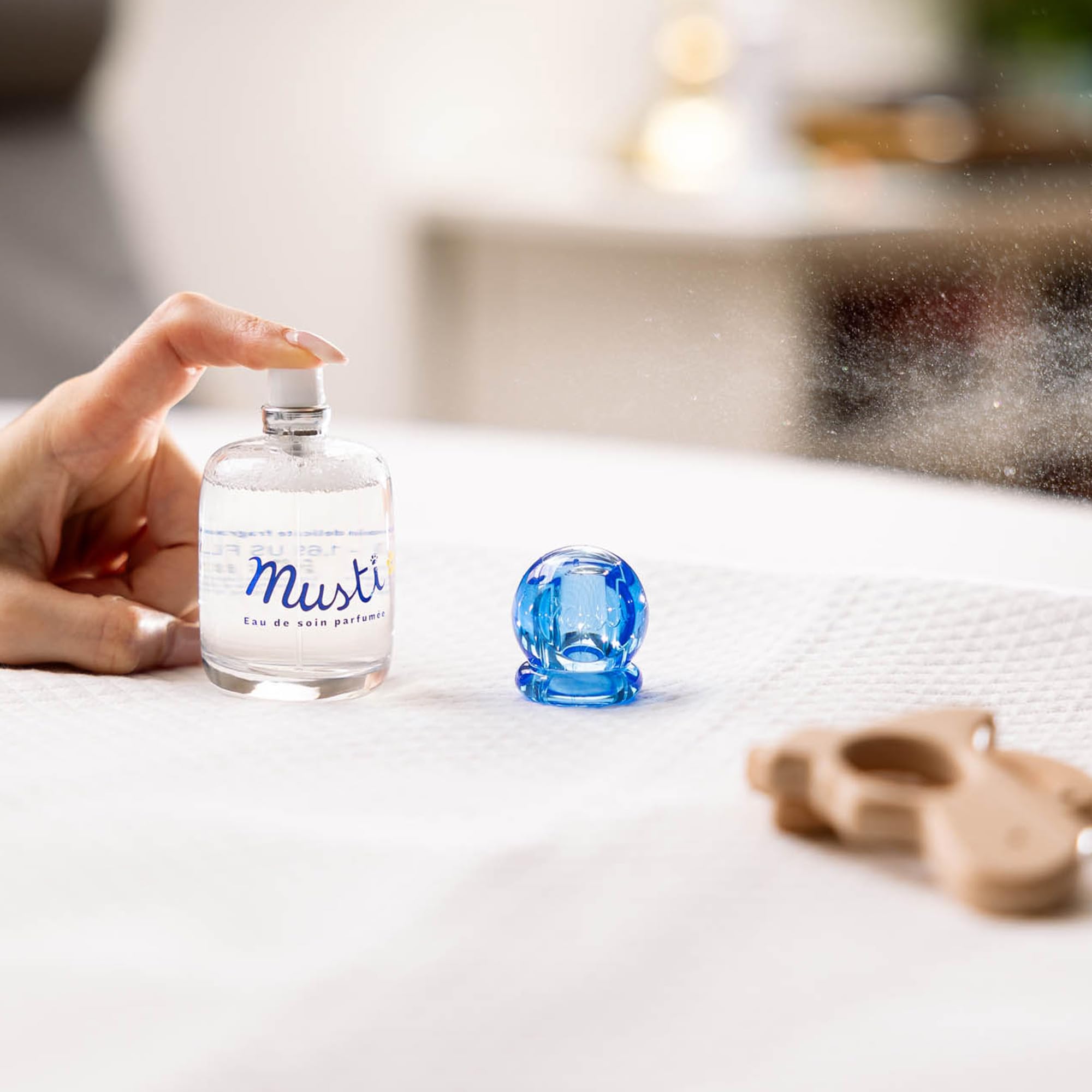 Mustela Acqua Profumata Mustì Senza Alcool con Camomilla e Miele, Corpo e Capelli, Neonati e Adulti - Note Fresche di Bergamotto, Mughetto, Fiori Bianchi, 97% Ingredienti di Origine Naturale (50ml)