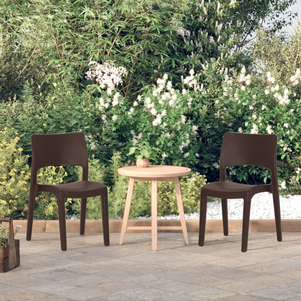 Chaises de jardin empilables moka pour aménager une salle à manger sur la terrasse