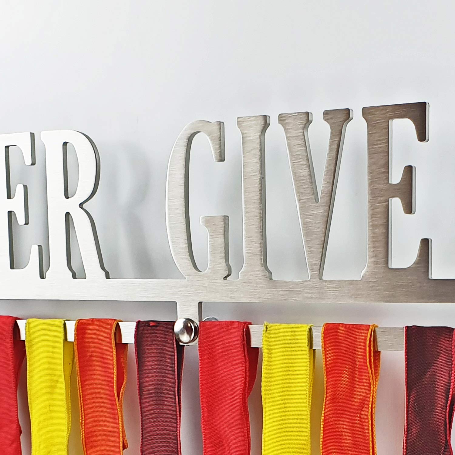 MEDALdisplay Never GIVE UP - Medaillen Aufhänger - Wandhalterung für Sportmedaillen Running, Marathon - Medaillenhalter - Sport Medal Hanger - Gebürsteter Edelstahl - 100% Made in Italy