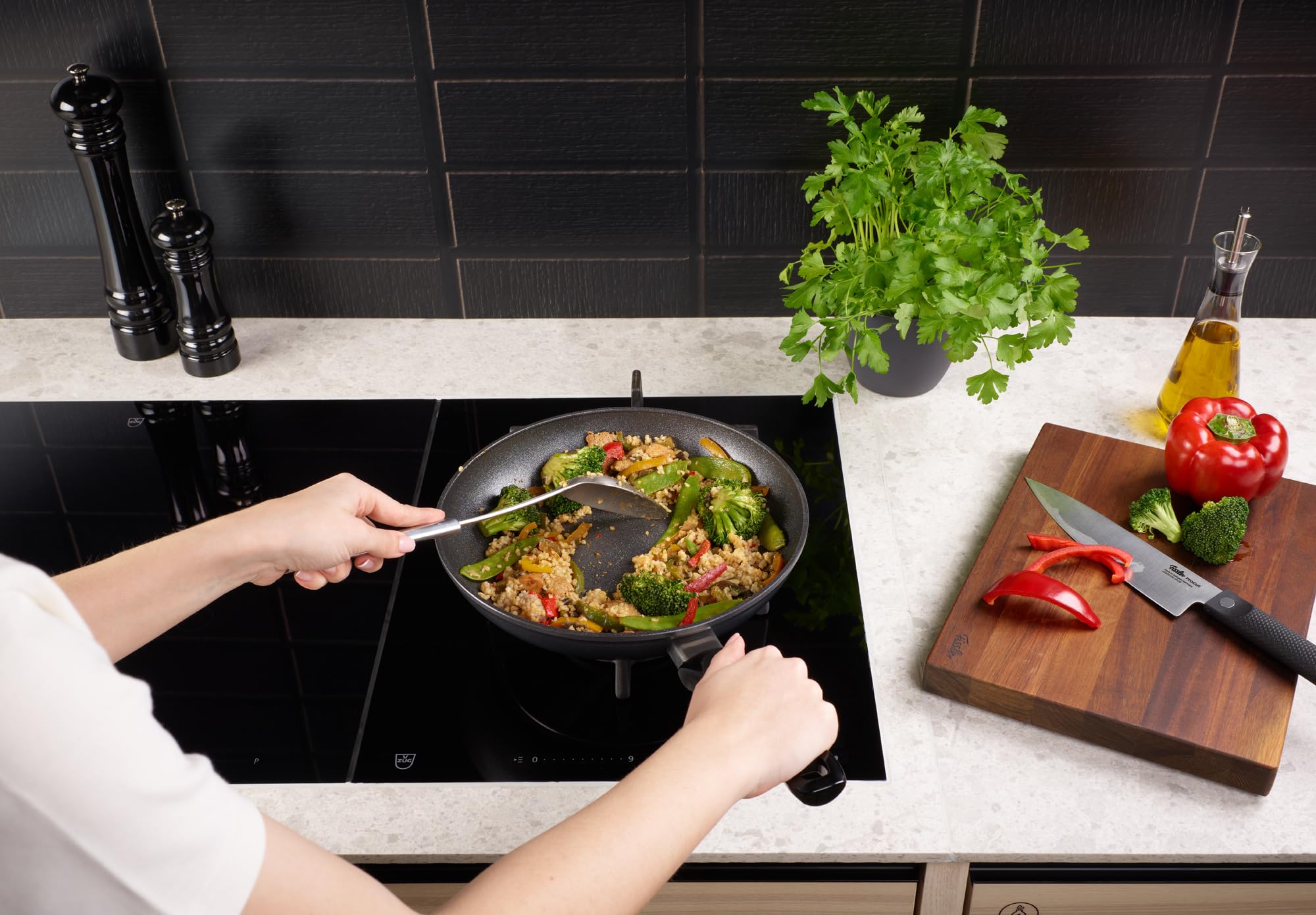 Fissler Adamant Classic/Juego de sartenes (2 piezas, diámetro 24 + 28 cm) – sartenes antiadherentes a base de agua resistentes a los arañazos, de aluminio reciclado, aptas para inducción, calidad