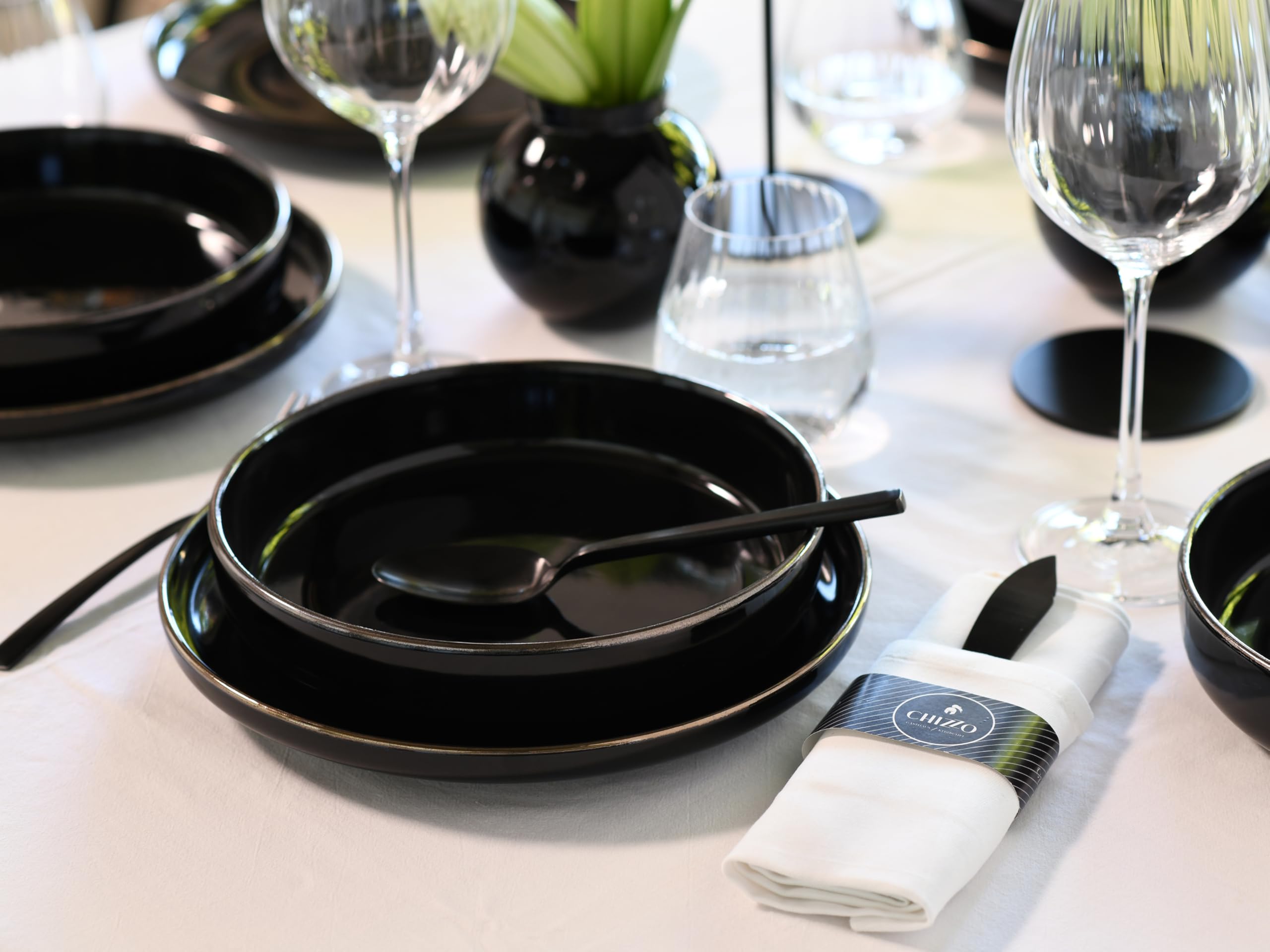 CreaTable, 24786, Serie Nordic Festive Schwarz, 30-teiliges Geschirrset für 6 Personen, Kombiservice aus Steinzeug, spülmaschinen- und mikrowellengeeignet, Qualitätsproduktion