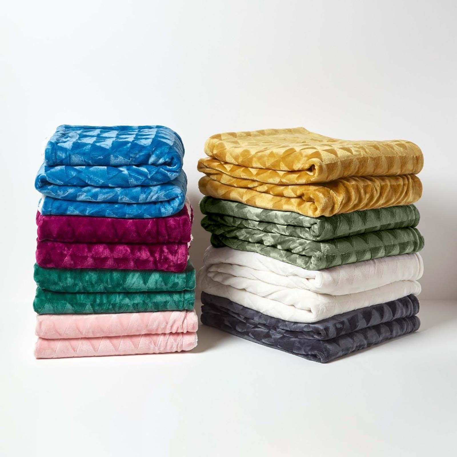Homescapes Samt Kuscheldecke Salbei 200x230 cm, Sherpa Fleece Wohndecke Felloptik, grüne Tagesdecke geometrisch Gemustert