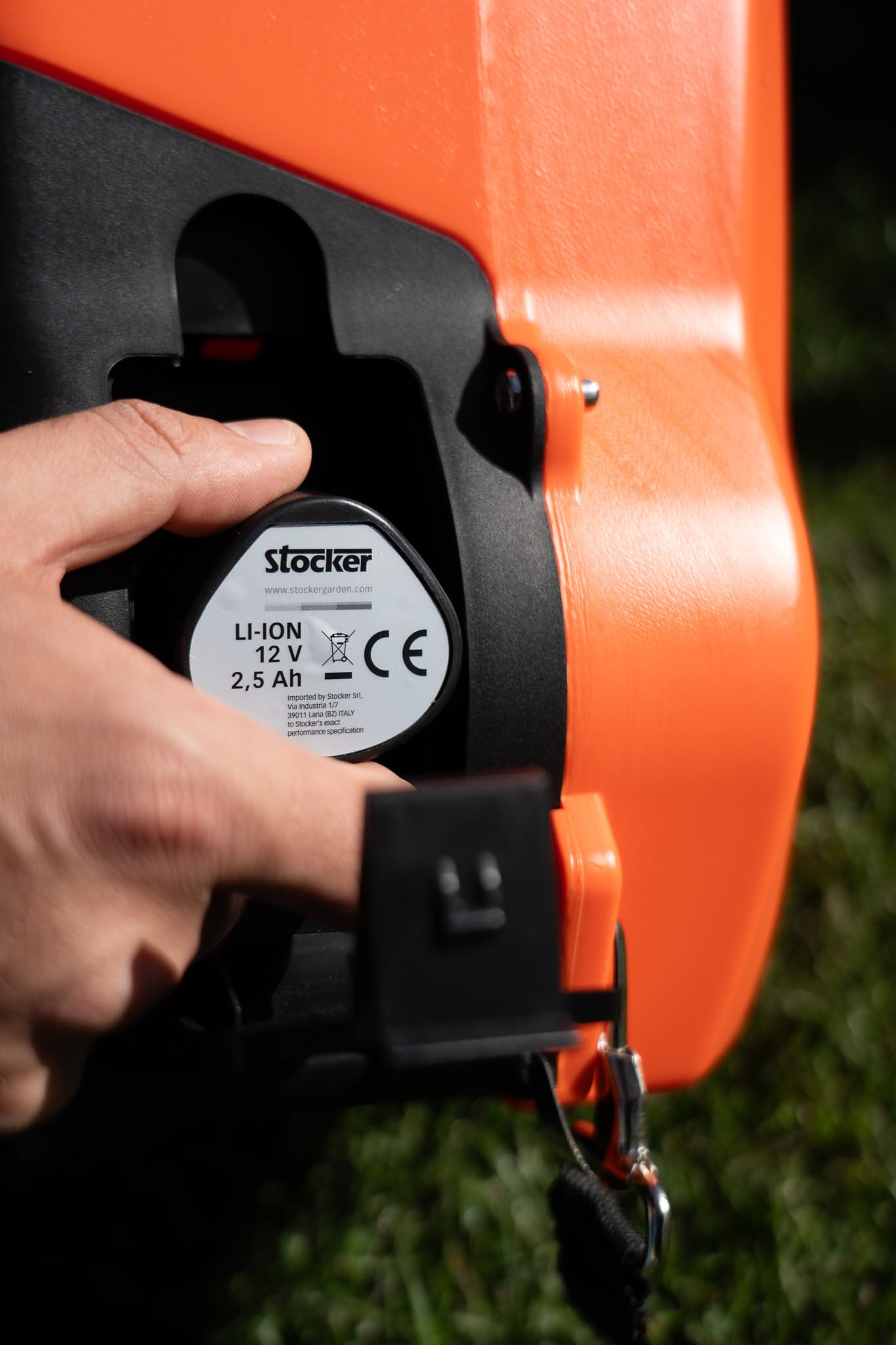 STOCKER Pompa a Zaino Elettrica 15L Li-Ion - Batteria 2,5Ah Autonomia 105min - Doppia Lancia Fibra e Alluminio - Pressione 5 Bar - Trattamenti Giardino e Agricoltura