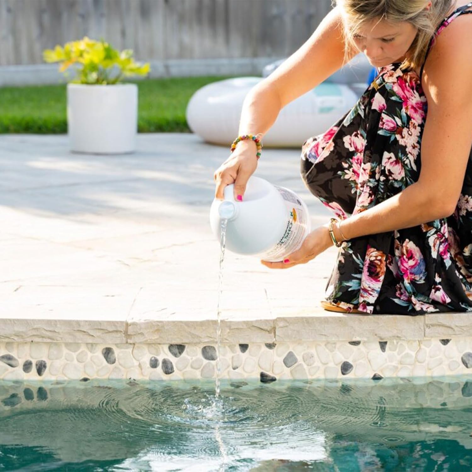 (4 Gallons) - Pool Shock Liquid Chlorine for Swimming Pools, 12.5% Sodium Hypochlorite, Treatment for Clear Water and Algae Control in Above Ground & Inground Swimming Pools - Ready-to-Use