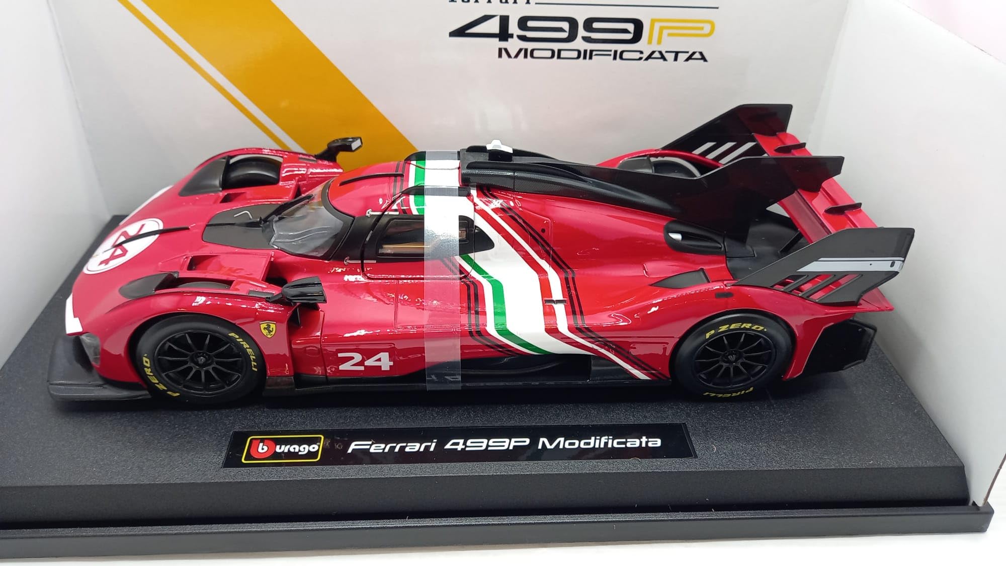 Bburago - Ferrari 499P Modificata - Metalowy model samochodu 1/18 - Oficjalny model Ferrari Racing - Otwierane drzwi i kaptur - Szczegółowe wnętrze - Edycja kolekcjonerska Ferrari