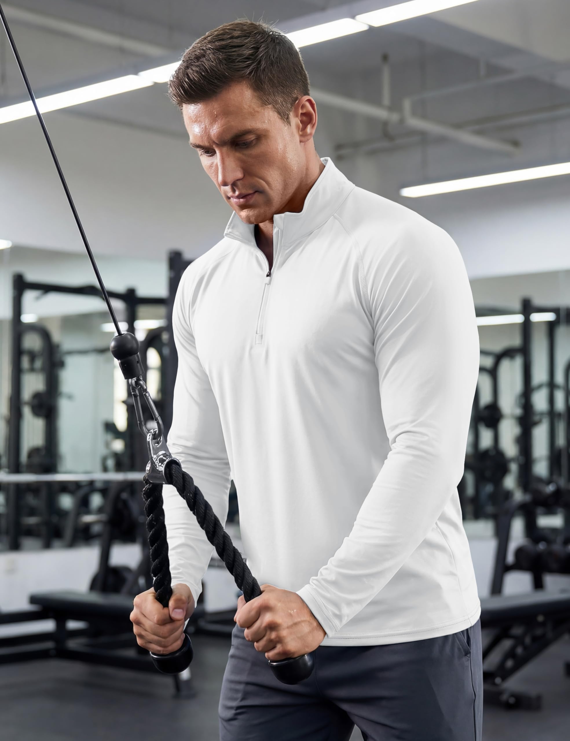 Gros plan sur le tissu technique du t-shirt MAGCOMSEN, mettant en évidence sa texture légère et respirante.
