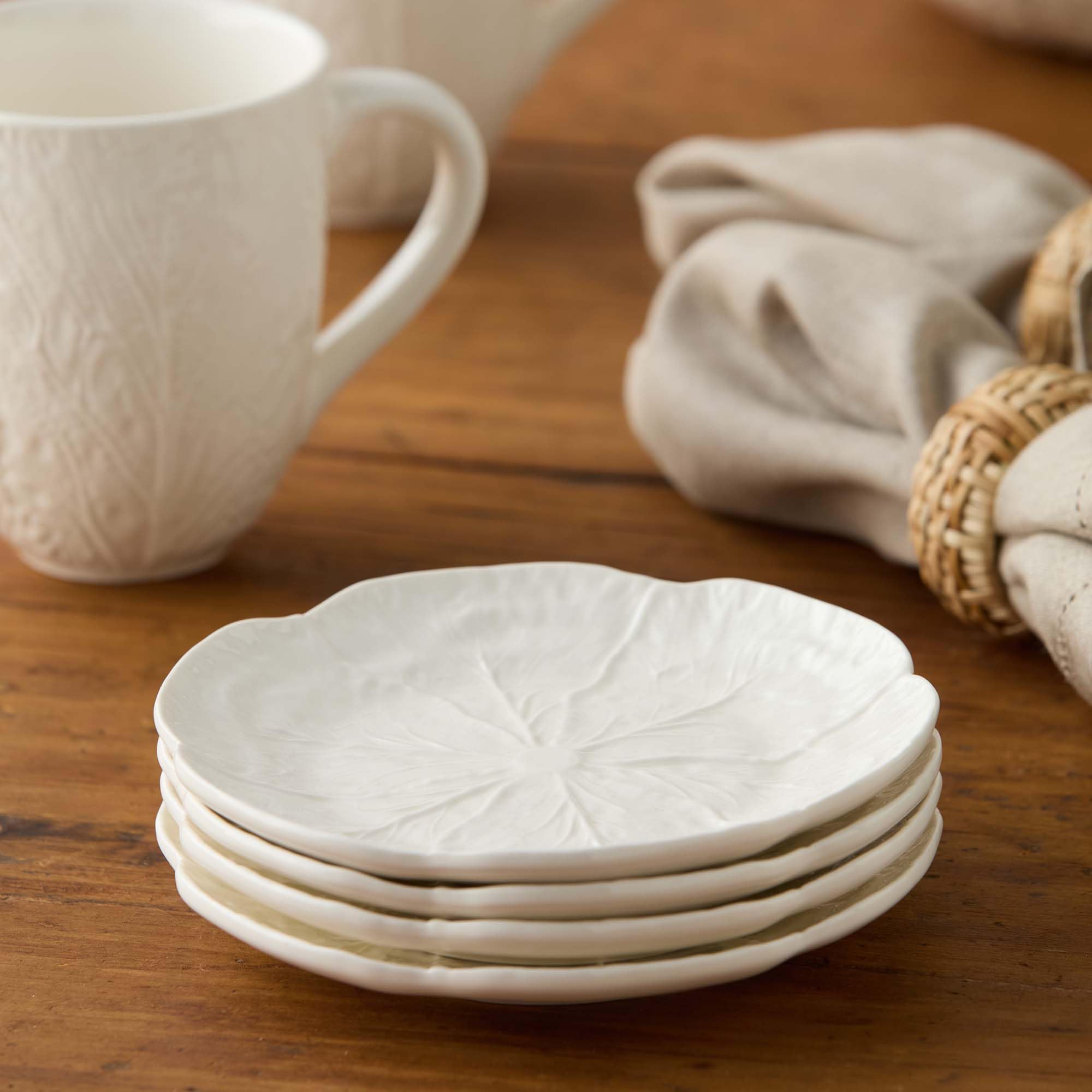 Lot de 4 assiettes à salade/dessert 3D en grès ivoire sculpté de 22,9 cm – Vaisselle ancienne pour dîner et divertissement frais et inspirés de la nature au quotidien et saisonnier