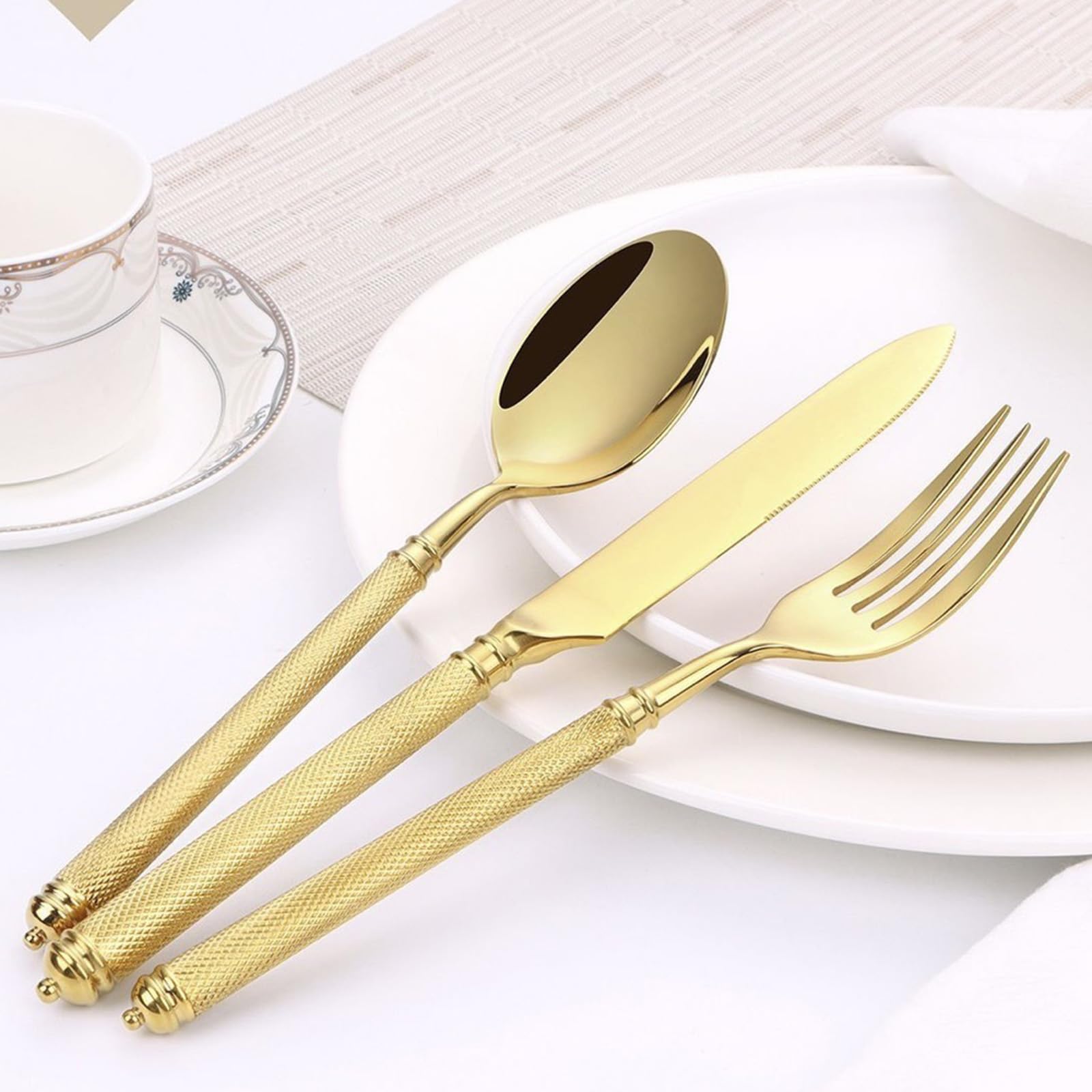Ce Service de Couverts 50 pièces pour 4 Personnes Comprend Un Couteau, Une Fourchette et Une cuillère de Table à Manche doré, Le Tout en Acier Inoxydable 18/8.
