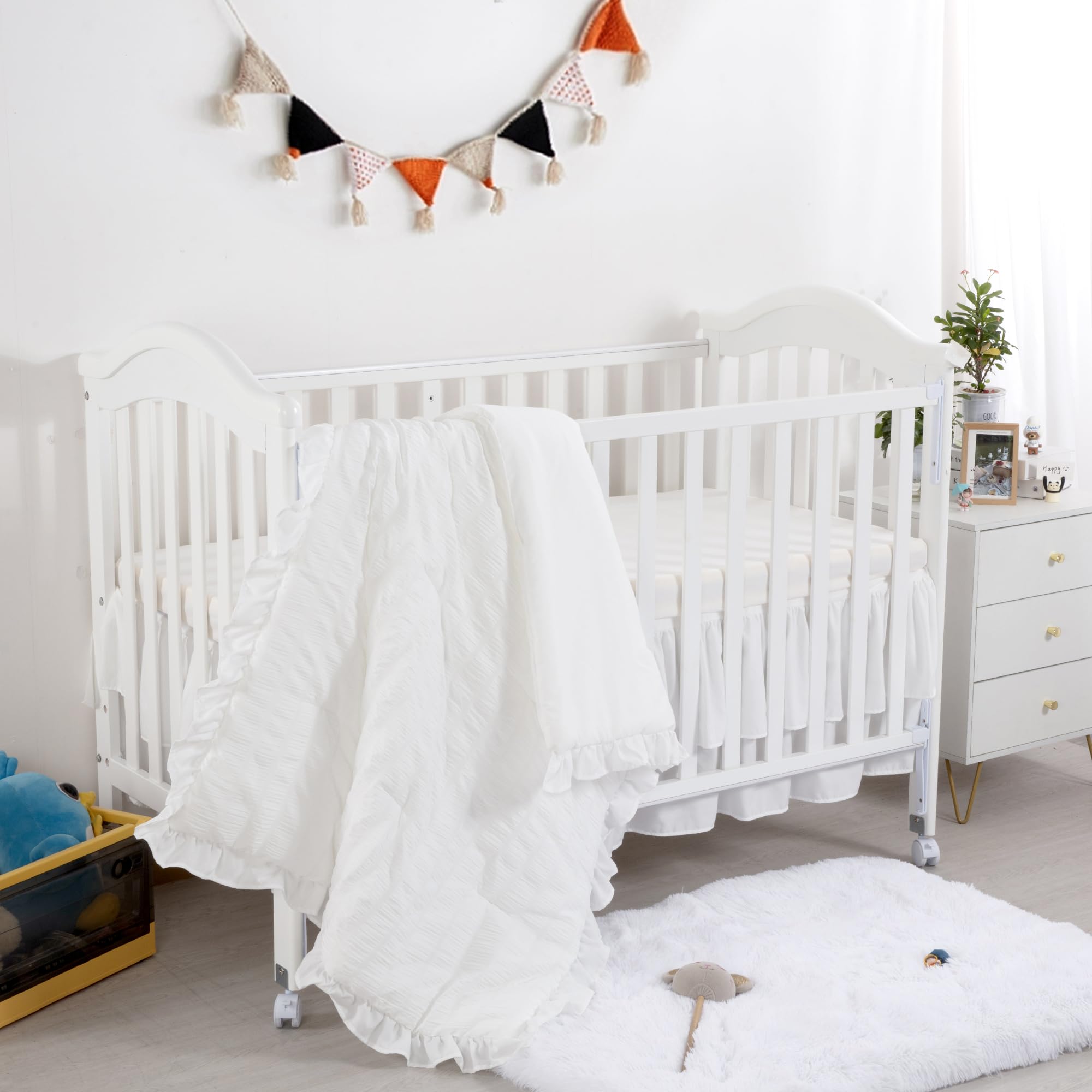 BALAPET Seersucker - Juego de ropa de cama de princesa blanca para bebé, 3 piezas, ultra suave, juego de edredón plisado con volantes y falda de cuna y sábana bajera para todas las estaciones