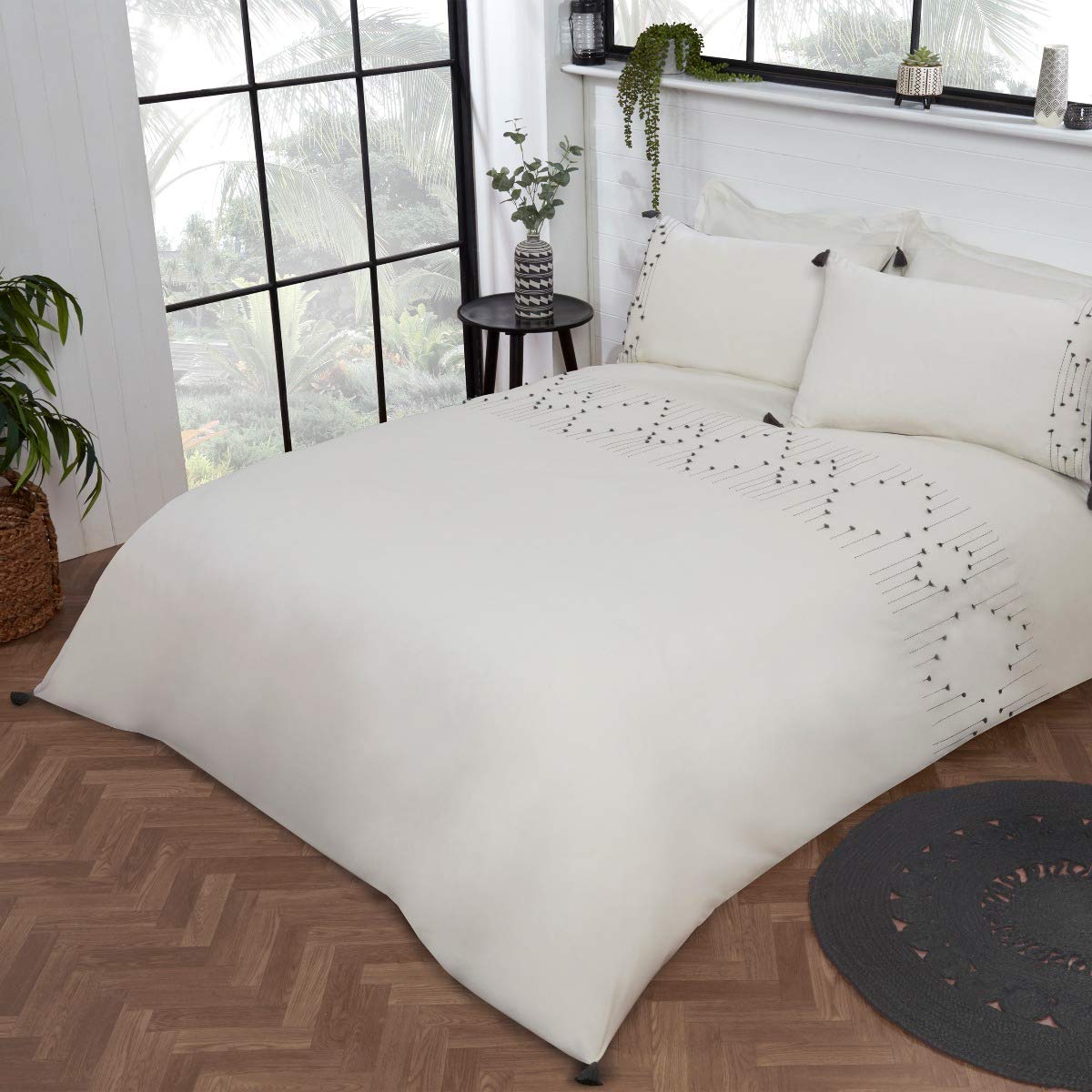 Sleepdown Luxury Boho Embroidered Panel Band Plain White Black Tassels Easy Care Soft Cosy Duvet Cover Quilt Bedding Set with Pillowcases - Super King (260cm x 220cm) white black | 5056242802617