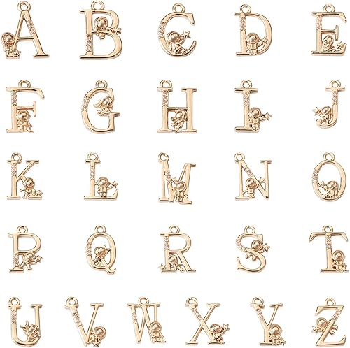 Craftdady 26 dijes de letras de latón con circonita cúbica, oro claro, alfabeto con astronautas en miniatura, mayúscula A-Z, inicial para mensajes