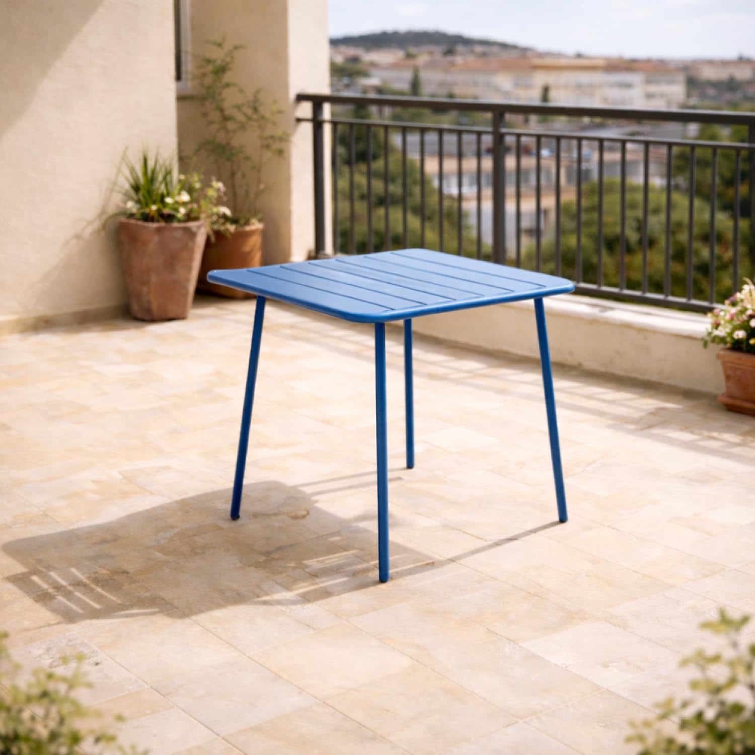 CONCEPT USINE | Tavolo da giardino BERGAME 4 posti in acciaio blu | Grande tavolo da pranzo all'aperto | Mobili da giardino Terrazza piscina | 70 cm | Resistenza al sole & Intemperie | Premium Design