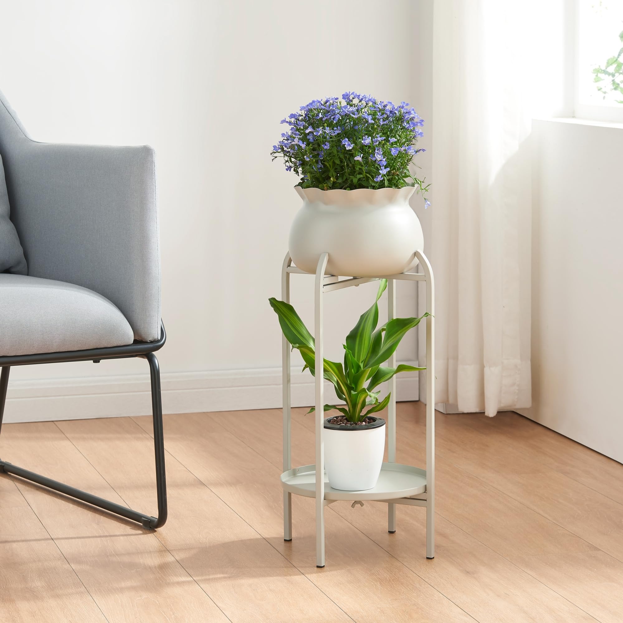 [en.casa] Blumenständer Altena Pflanzenständer mit Blumentopf und Ablage Metall Hellgrau Pflanzenregal 80,5 x 40 x 40 cm Blumensäule für innen Blumentopfständer