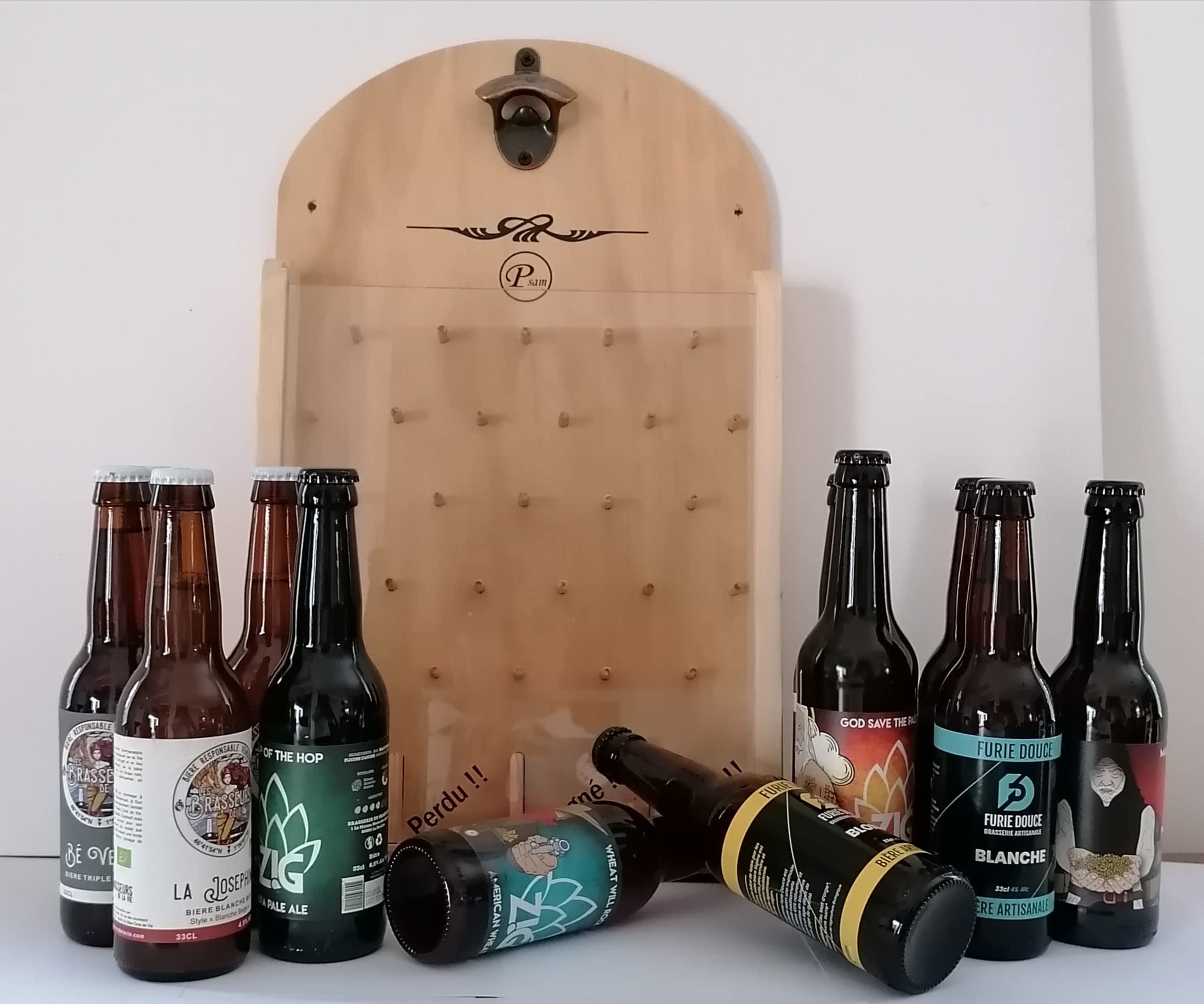 juego de beber, el abrebotellas artesanal de madera de bodega + 12 botellas de cervezas artesanales de 33cl + un par de calcetines navideños.